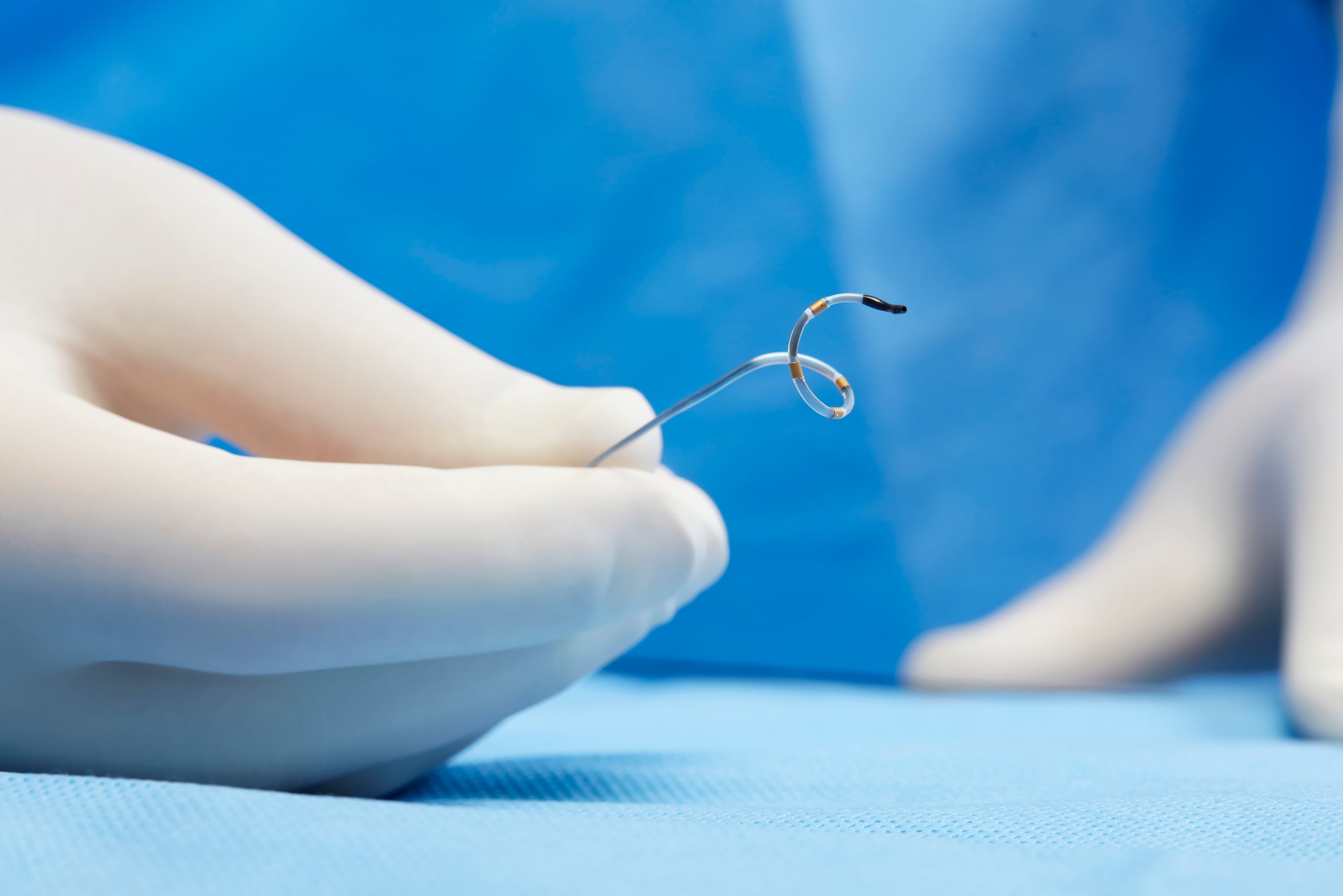 El sistema de denervación renal, Symplicity Spyral™, está aprobado por la Administración de Drogas y Alimentos.