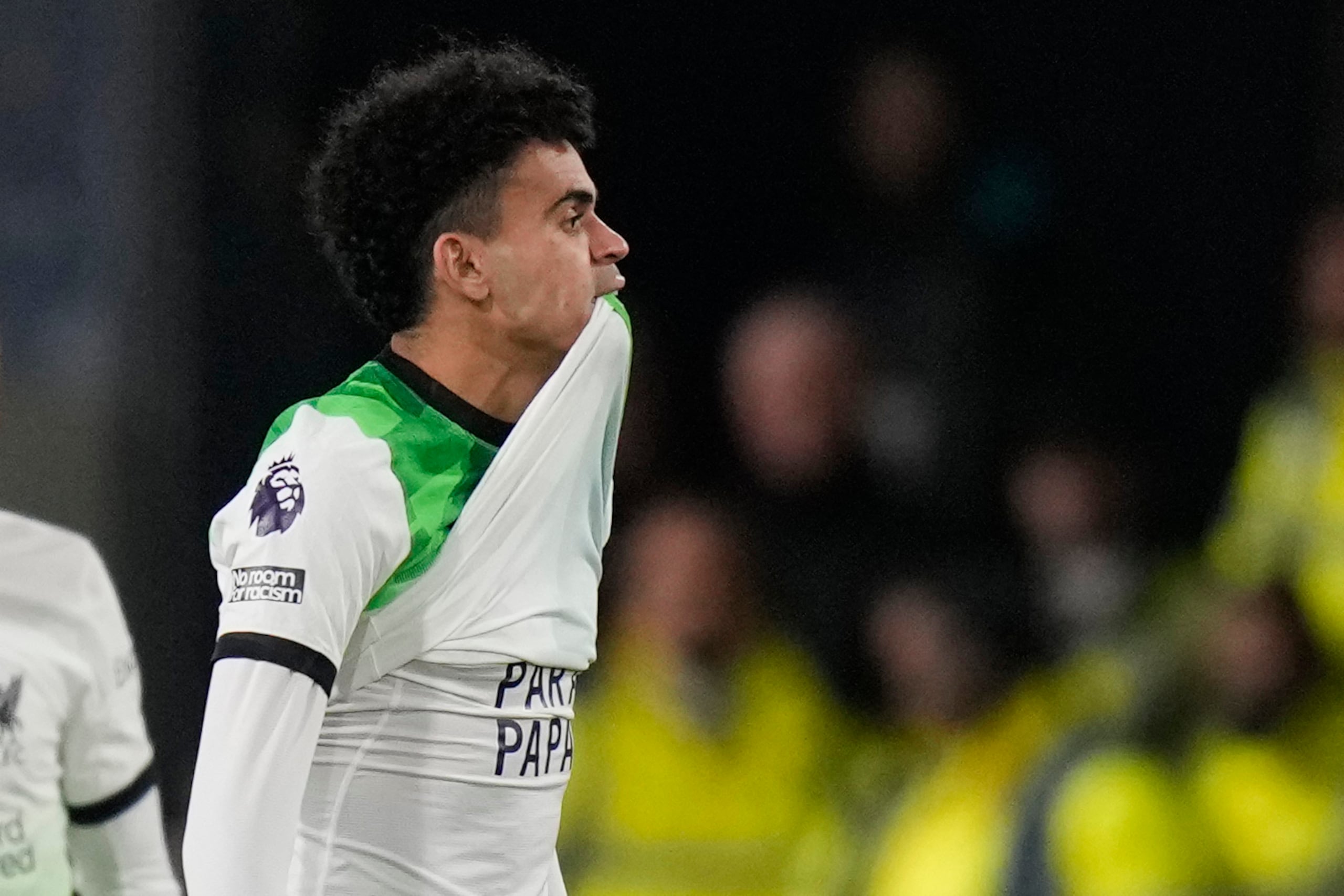 El colombiano Luis Díaz del Liverpool celebra su gol con una camiseta con una frase pidiendo la liberación de su padre en el encuentro ante el Luton en la Liga Premier.