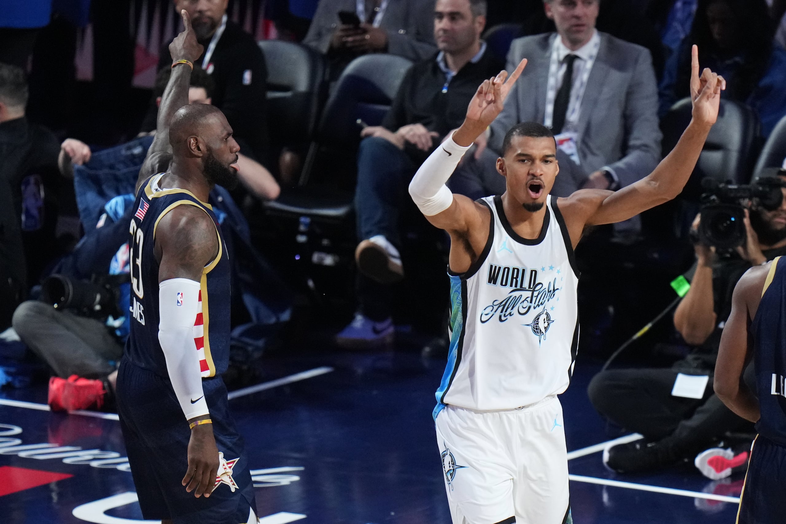 El francés Victor Wembanyama, del equipo ResTo del Mundo, reacciona al lado de LeBron James (23), del equipo de las Barras de Estados Unidos, durante el Juego de Estrellas de la NBA, el domingo 15 de febrero de 2026, en Inglewood, California. (AP Foto/Jae C. Hong)