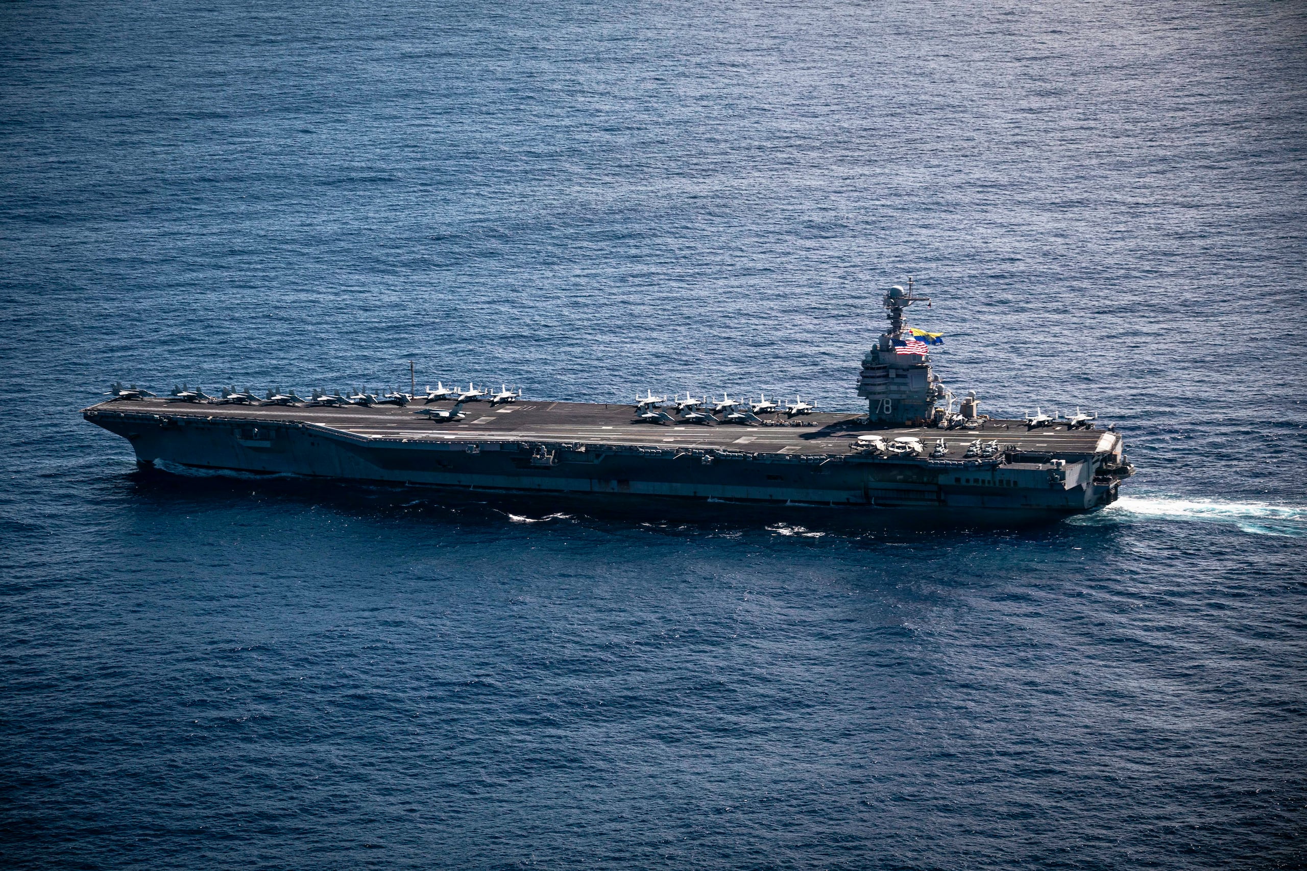 El titular de Defensa declaró en la misma jornada en la que el secretario de Guerra estadounidense, Pete Hegseth, visitó en el Caribe el USS Gerald R. Ford, el mayor portaaviones de Estados Unidos, para expresar a las tropas su agradecimiento por enfrentarse a los carteles del narcotráfico.