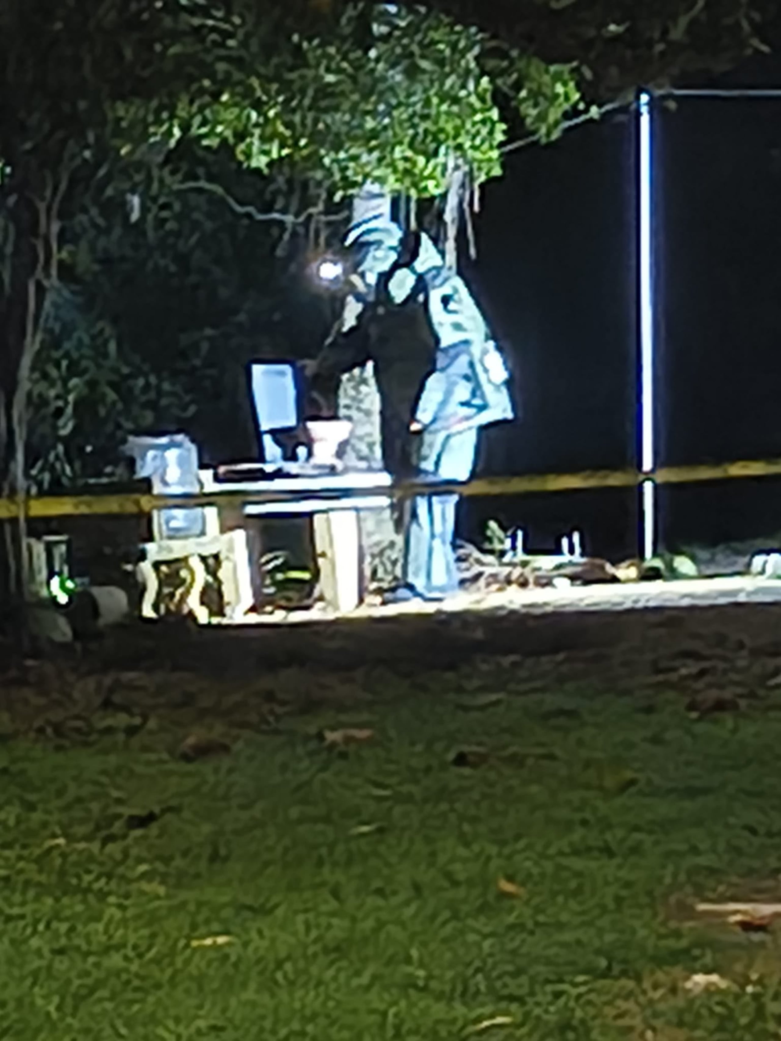 Técnico de la División de Explosivos mientras removía una presunta granada hallada en el sector la Charca del barrio Montebello, en Manatí.