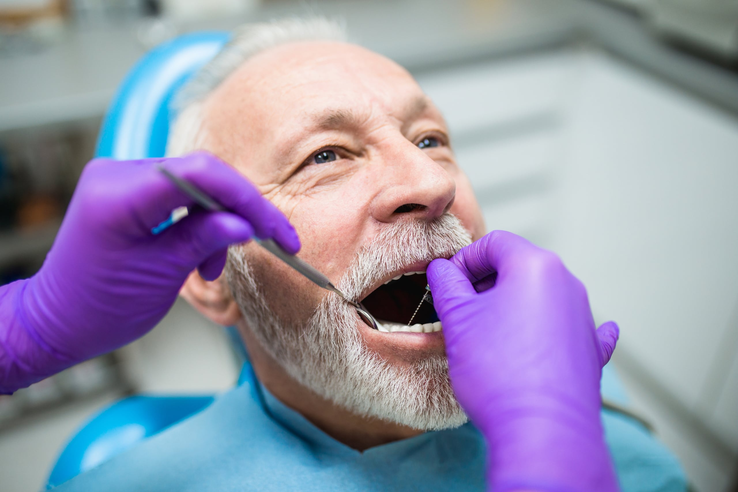 Entre las recomendaciones para los adultos mayores y sus cuidadores, está la programación de las visitas al dentista regularmente, por lo menos dos veces al año, o cada 3 o 4 meses si la persona presenta problemas con las encías.