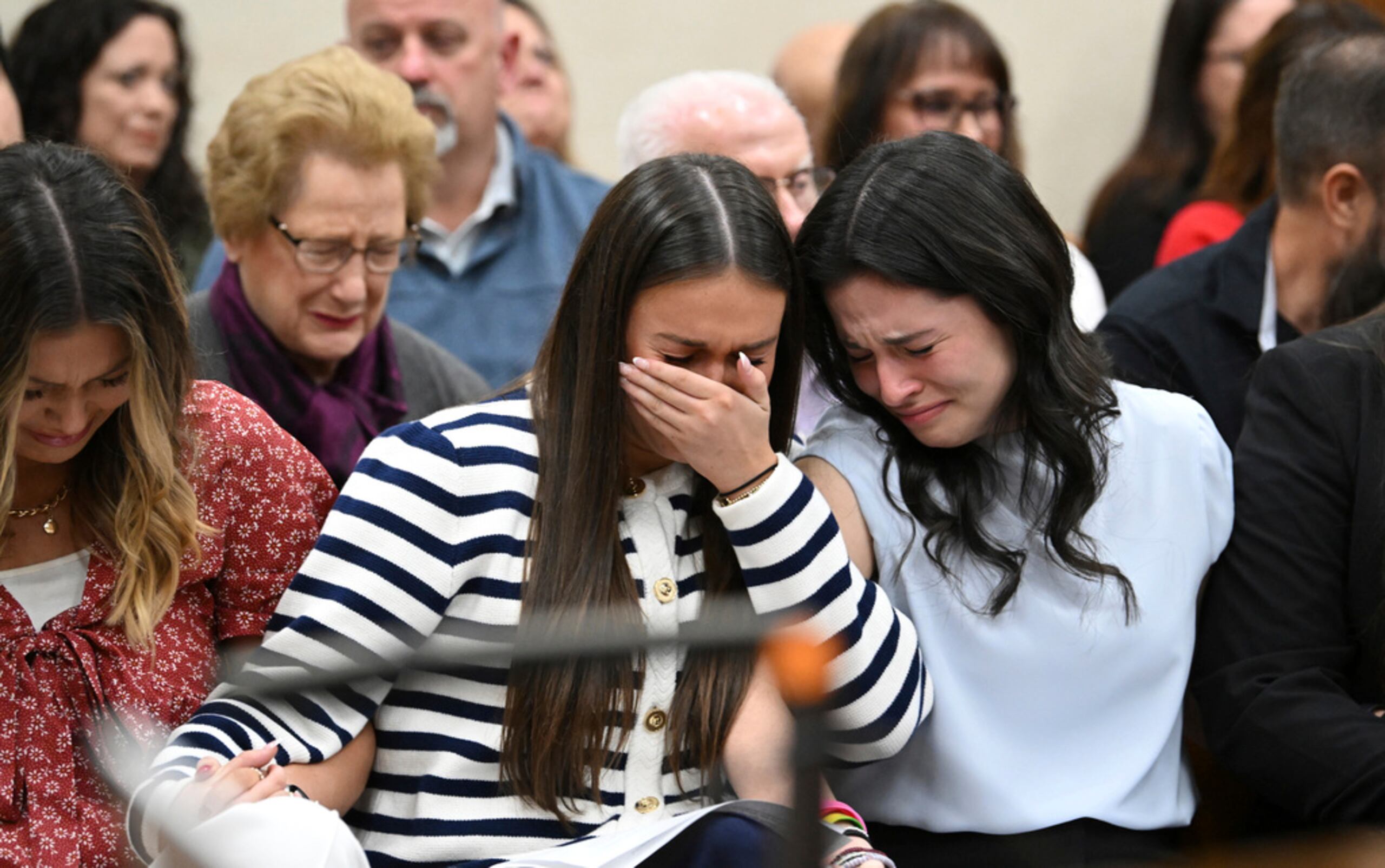 Connolly Huth, compañera de cuarto de Laken Riley; Lauren Phillips, hermana de Laken Riley; y Sofía Magaña, compañera de cuarto de Laken Riley, reaccionan mientras el juez anuncia el veredicto.