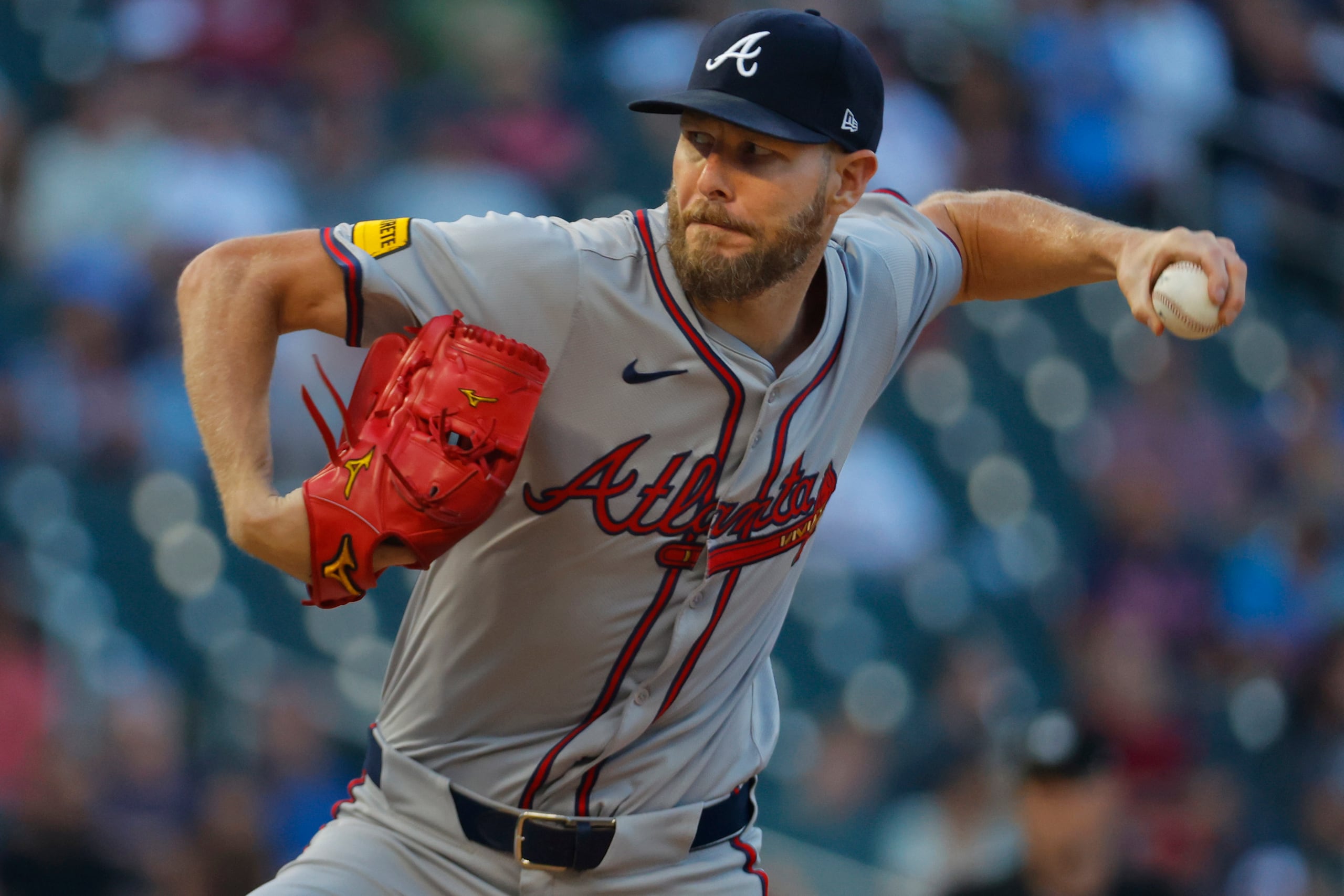 Chris Sale, abridor de los Braves de Atlanta, lanza ante los Mellizos de Minnesota, en el juego del 28 d agosto de 2024.