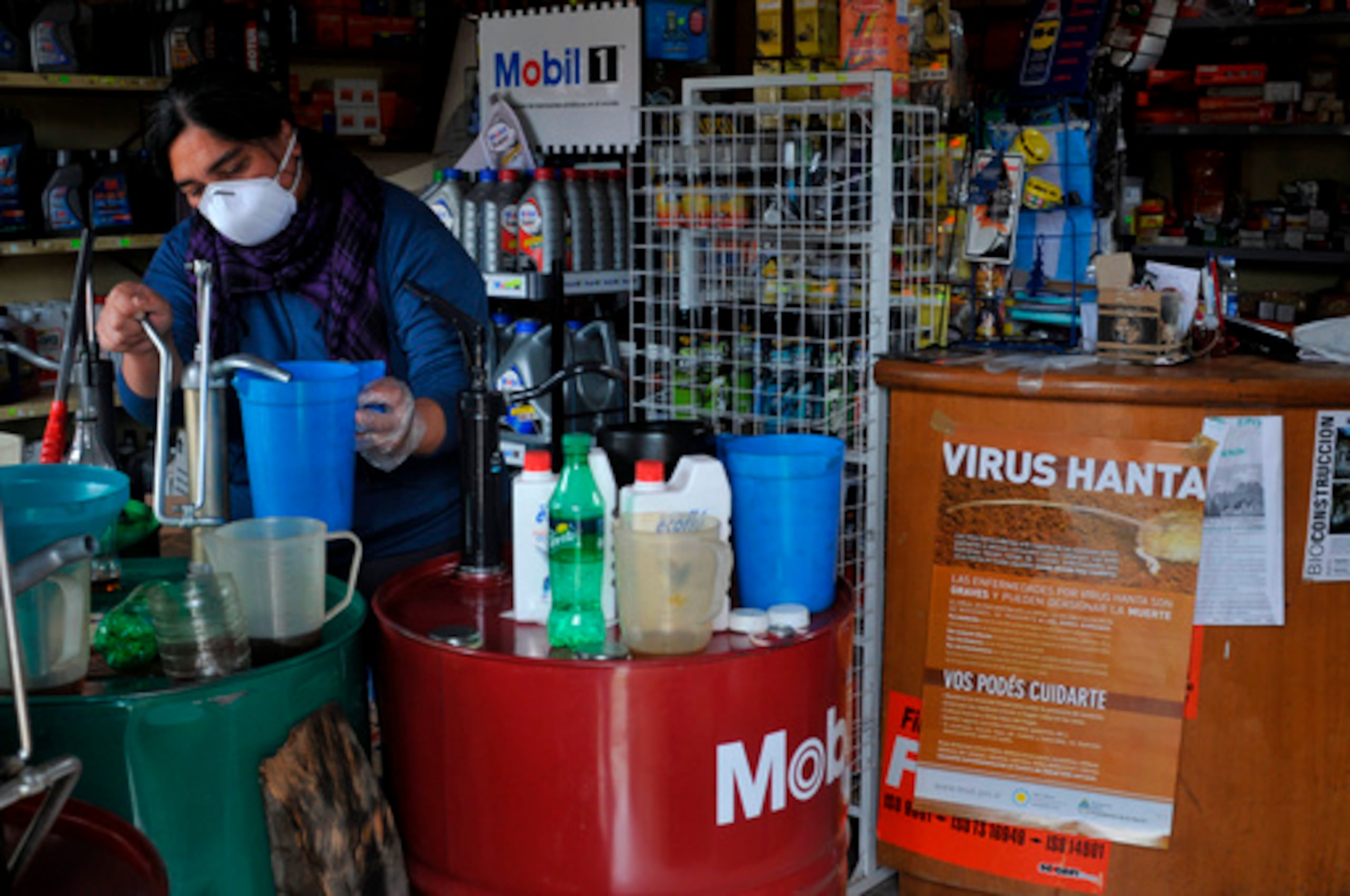 ARCHIVO - Una mujer trabaja en su tienda en Epuyén, Argentina, el viernes 11 de enero de 2019, tras un brote de hantavirus. (AP Photo/Gustavo Zaninelli, Archivo)