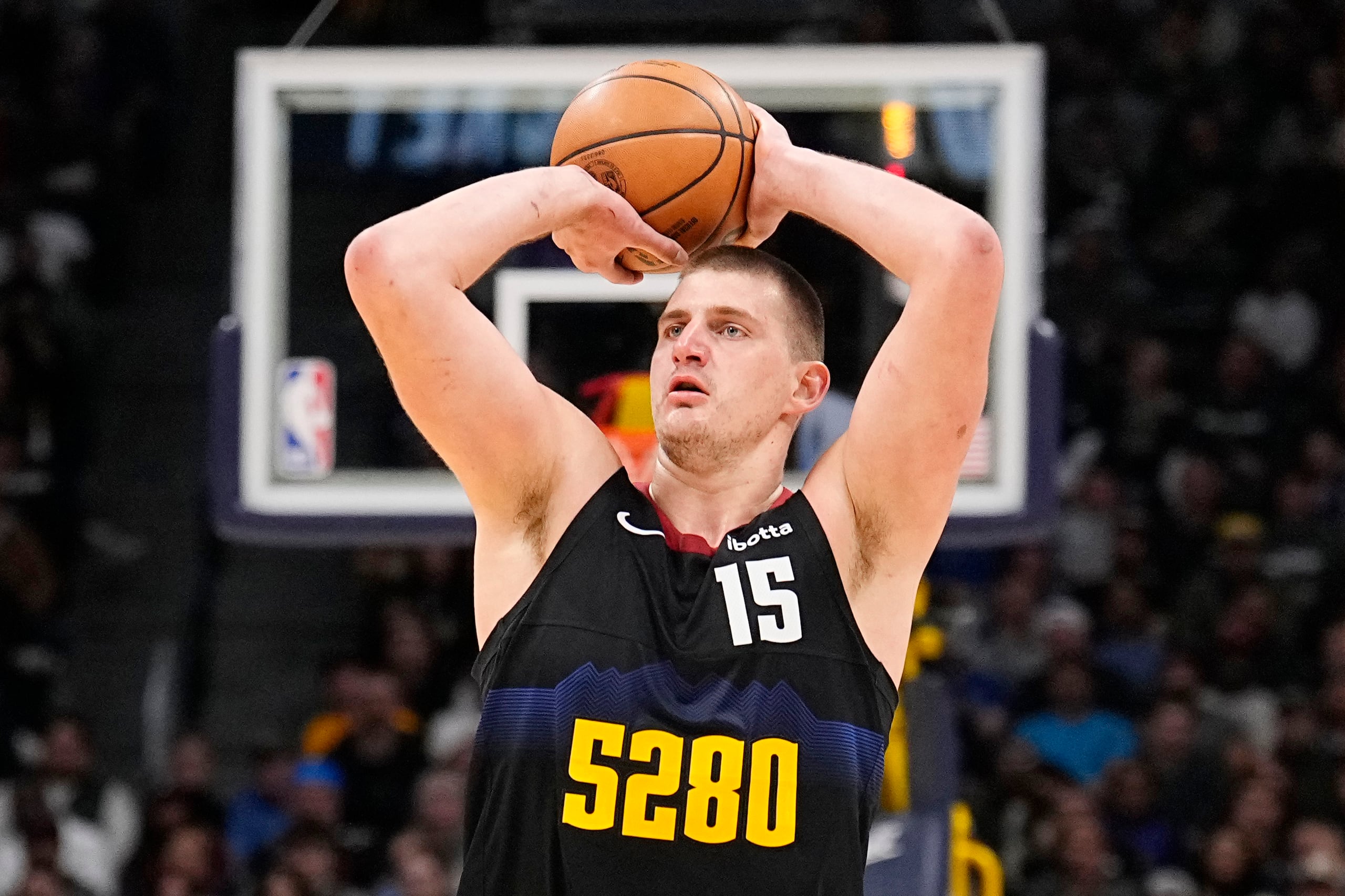 Nikola Jokic, pívot de los Nuggets de Denver, dispara en el partido ante los Mavericks de Dallas, el lunes 18 de diciembre de 2023 (AP foto/Jack Dempsey)