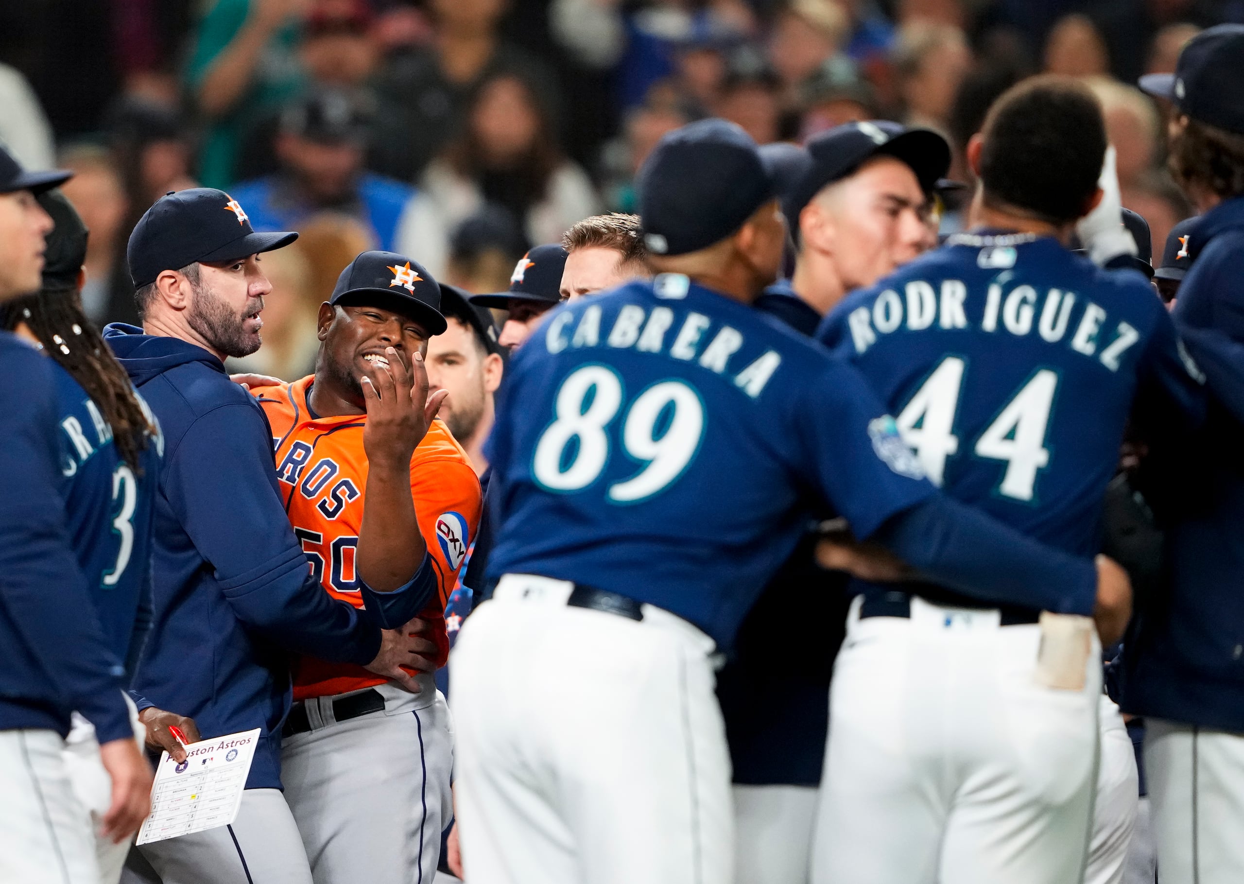 El dominicano Héctor Neris, de los Astros de Houston, increpó a su compatriota Julio Rodríguez, de los Marineros de Seattle.