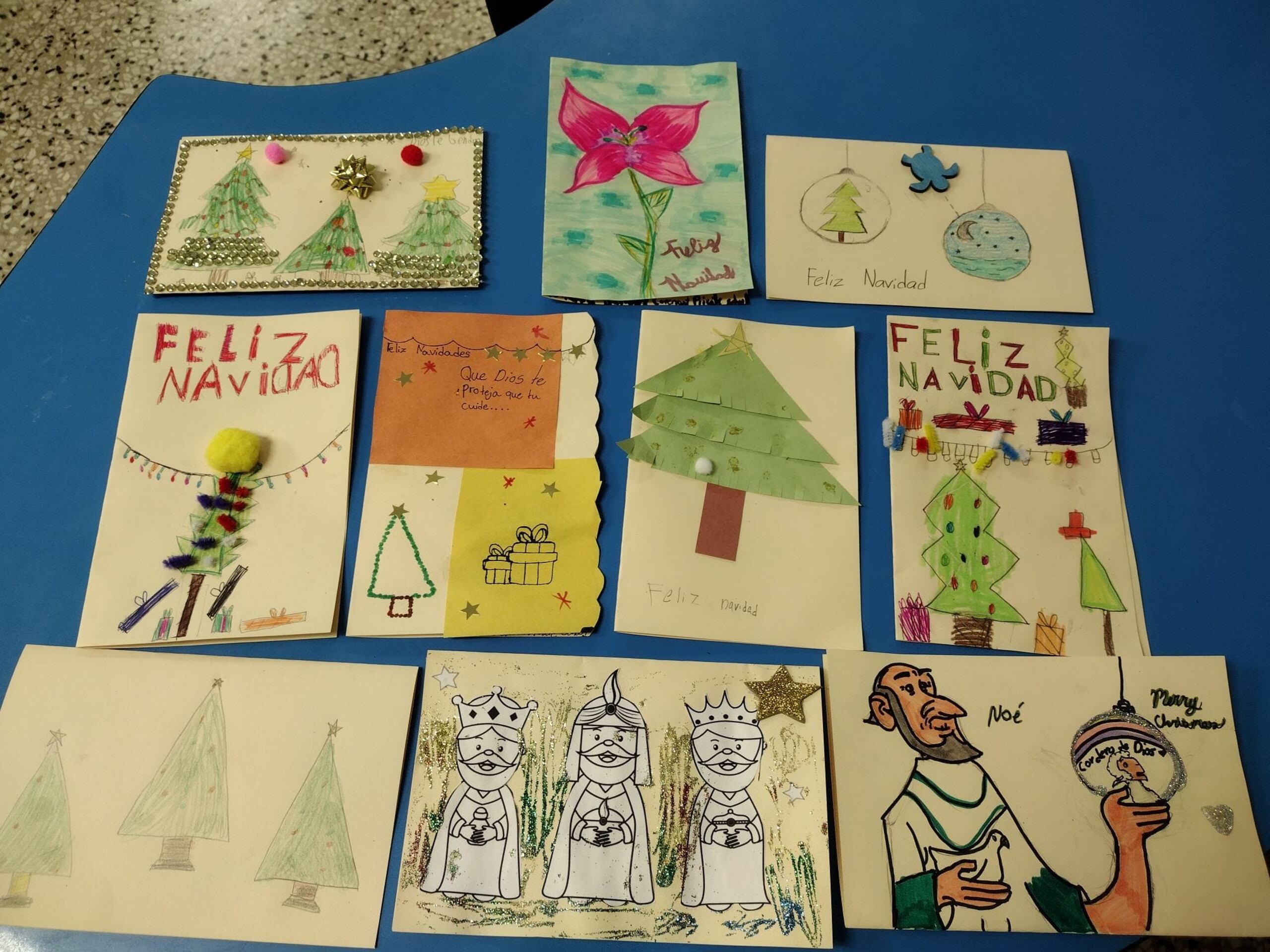La tarjetas pueden ser compradas o hechas en casa. En la foto, algunas de las postales recibidas en el 2023 en Letras de Esperanza.