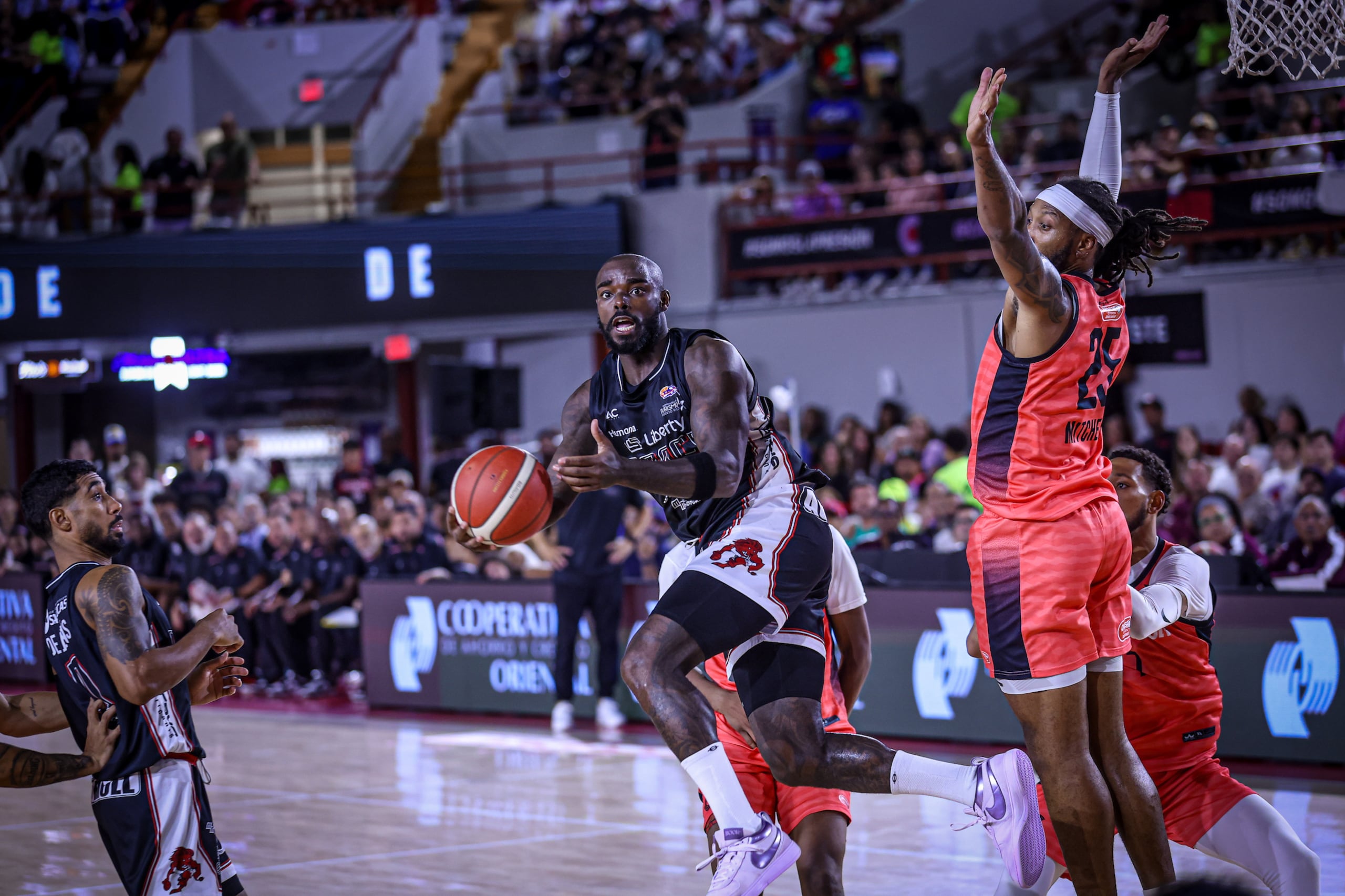 Byron Allen, refuerzo de los Leones de Ponce, perdió el balón cinco veces en el tercer juego de la serie semifinal contra los Criollos de Caguas.