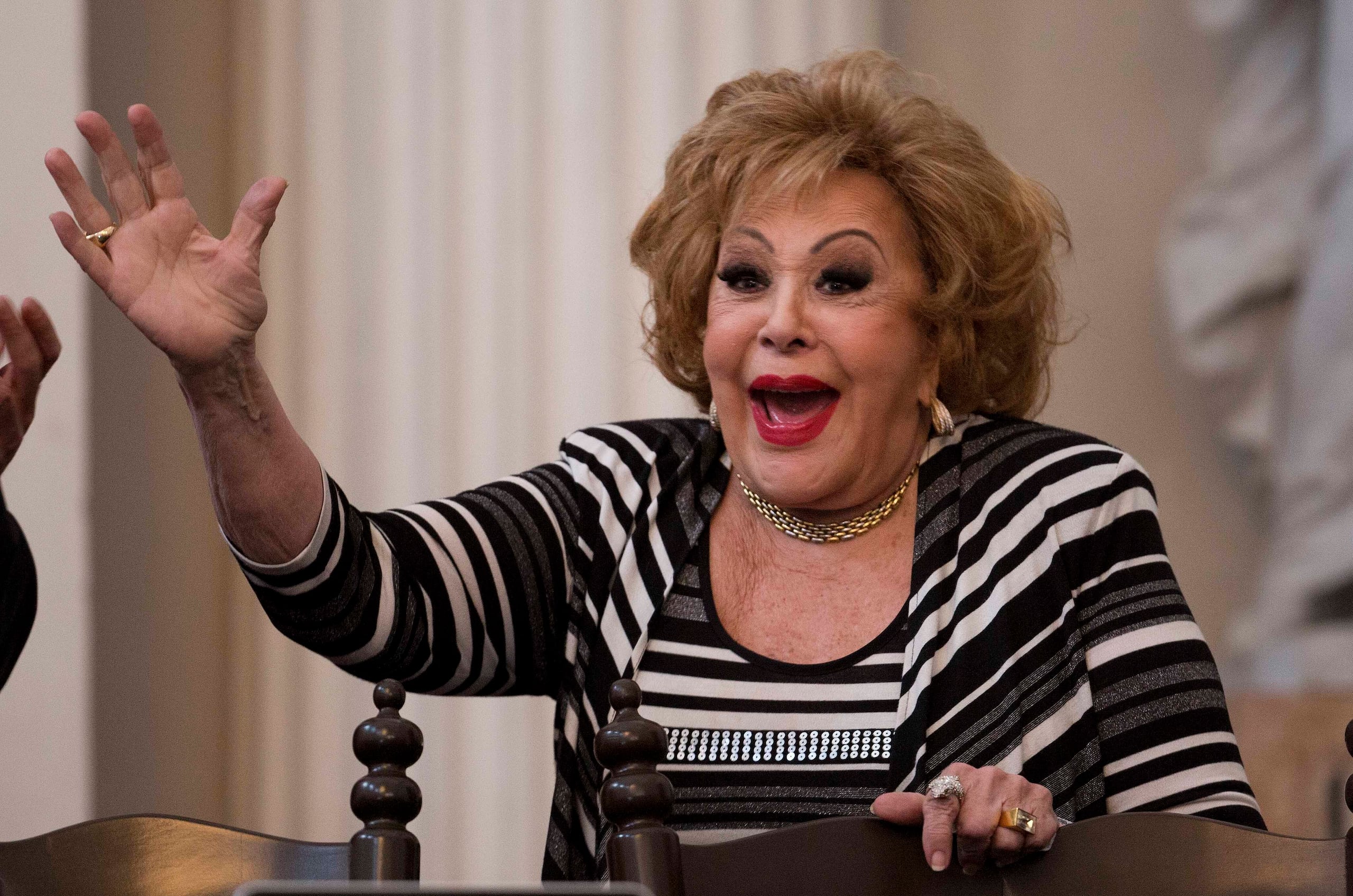 Silvia Pinal sonríe durante la presentación de su libro "Esta Soy Yo", en la Feria Internacional del Libro en el Palacio de Minería de Ciudad de México, el 19 de febrero de 2016.