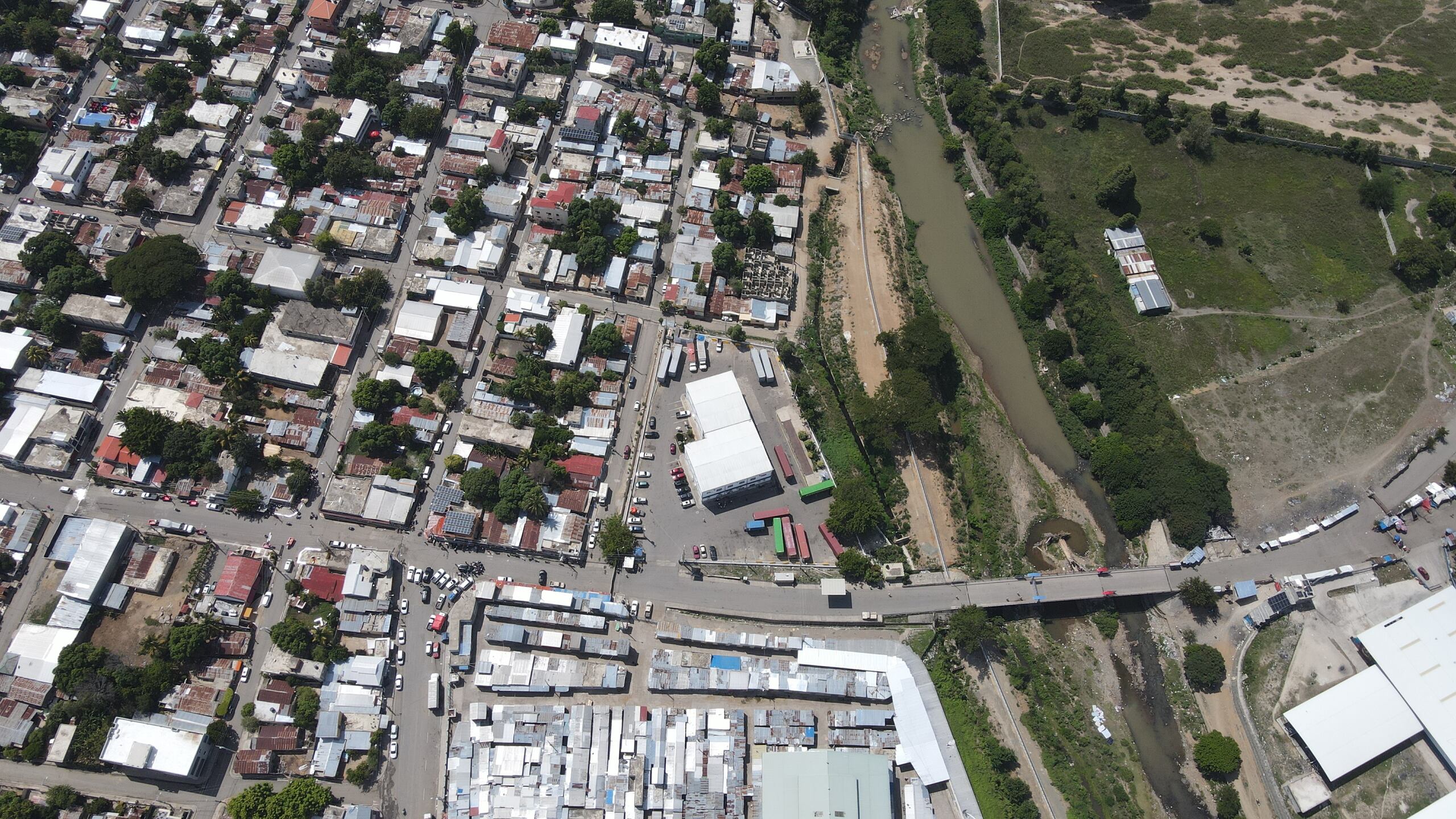 El paso fronterizo entre Ouanaminthe (Haití) y a la izquierda a Dajabón (República Dominicana), frontera entre ambos países, donde se construye el controversial canal de riego.