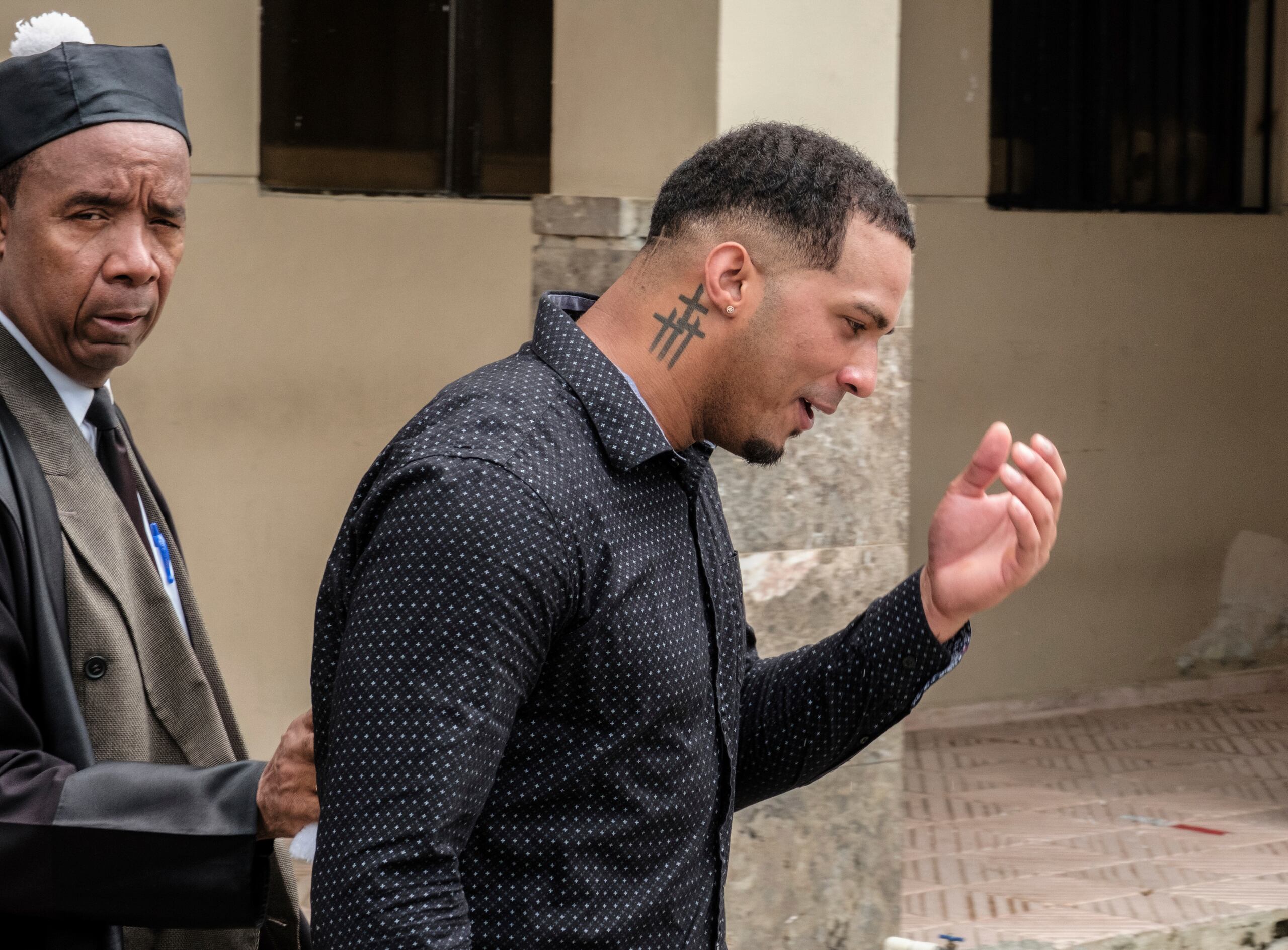 Wander Franco, quien es acusado de abuso sexual de una niña de 14 años, abandona el tribunal después de que se aplazó su juicio en Puerto Plata, República Dominicana.