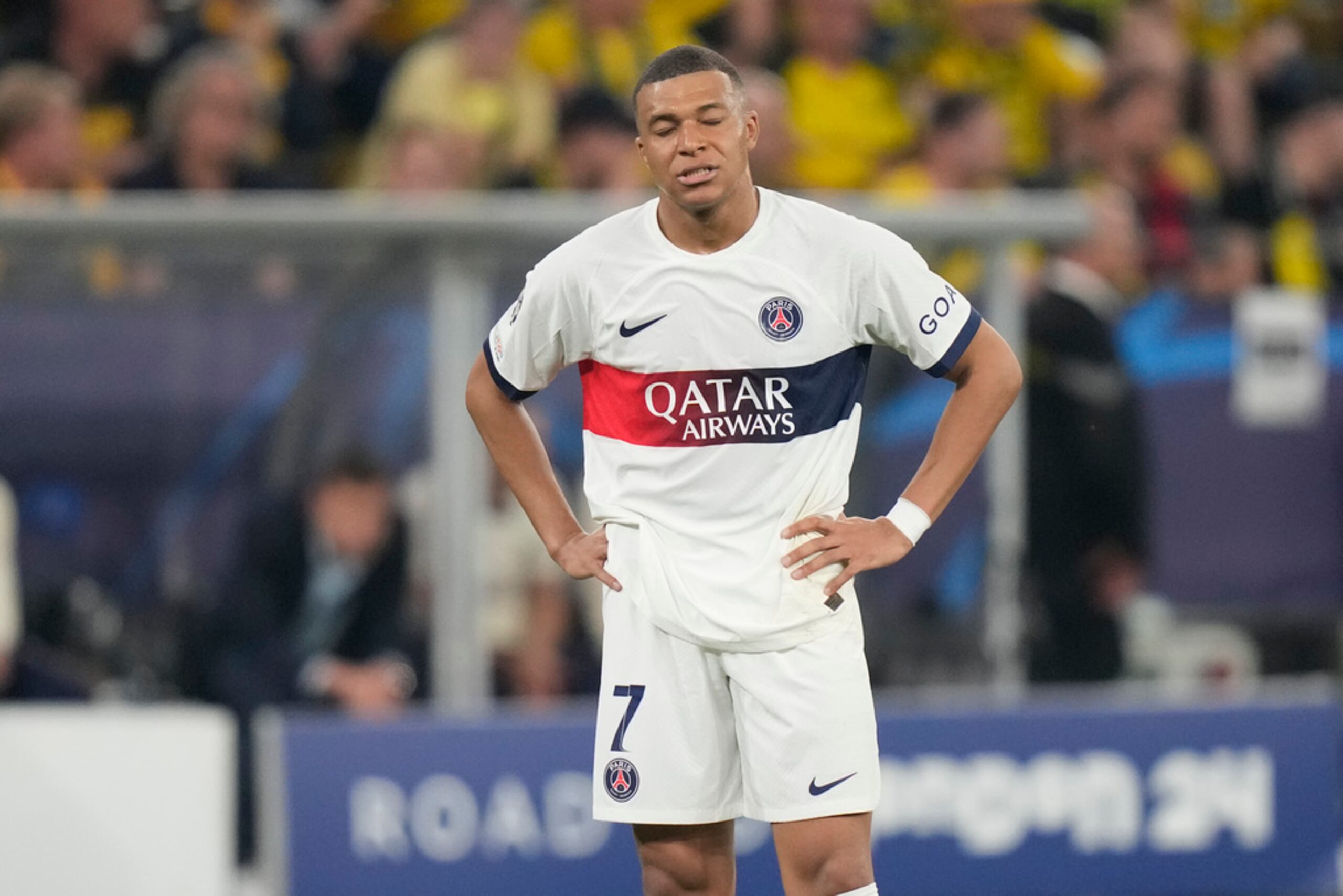 Kylian Mbappe reacciona durante el partido contra Borussia Dortmund.