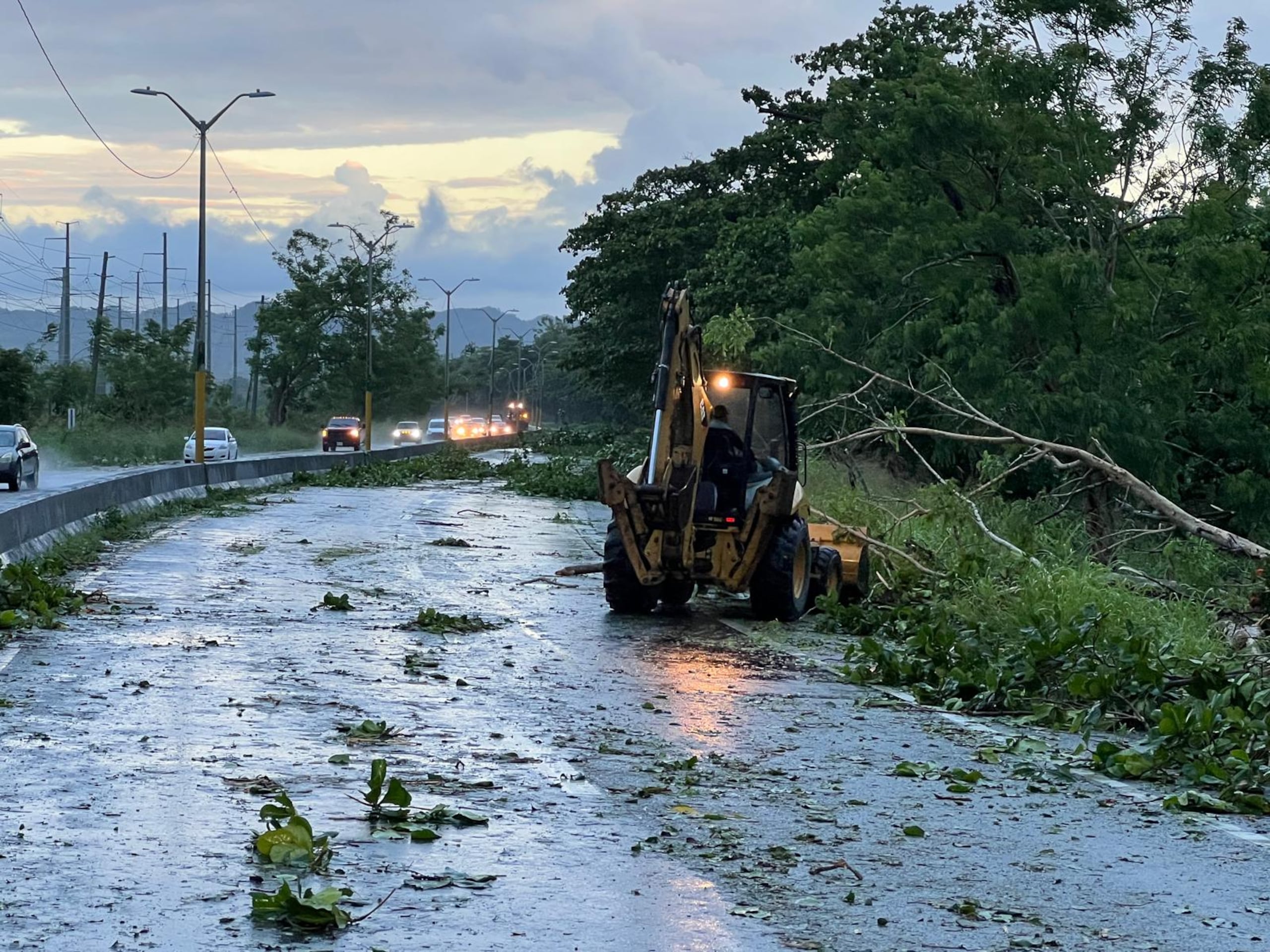 Brigadas municipales realizaban labores de limpieza luego que varios árboles cayeran sobre el pavimento, obstruyendo la carretera PR-2 a la altura de Cambalache en Arecibo.