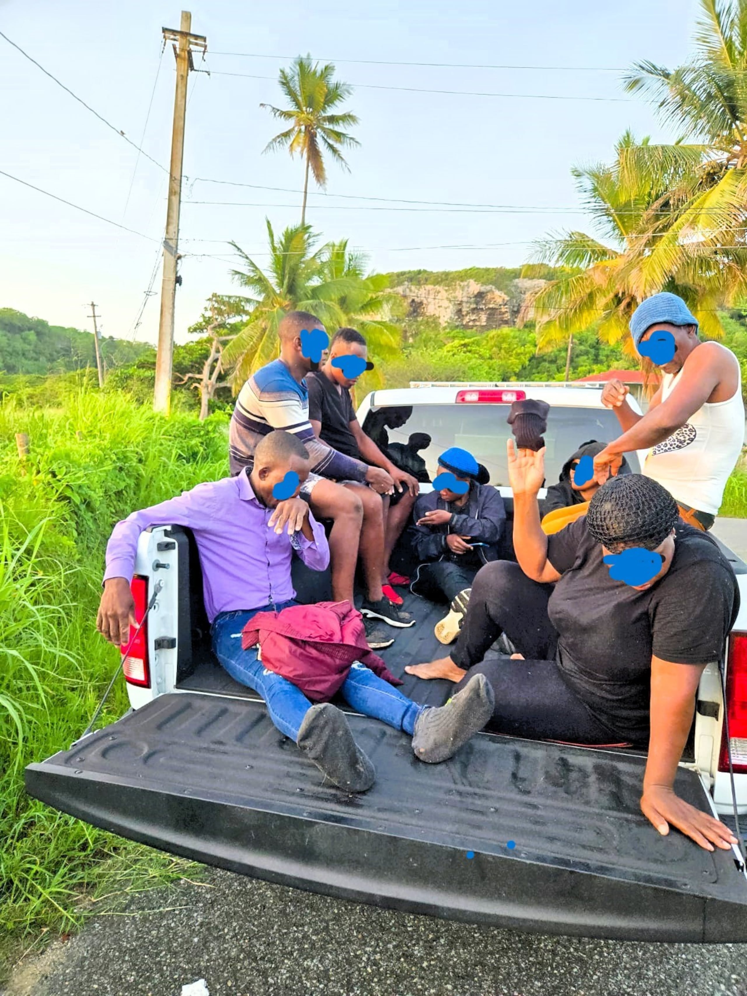 Agentes de la Patrulla Fronteriza de Estados Unidos (BPA) y del Negociado de Fuerzas Unidas de Rápida Acción detuvieron a 34 inmigrantes que llegaron a playa Los Bravos, en Isabela.