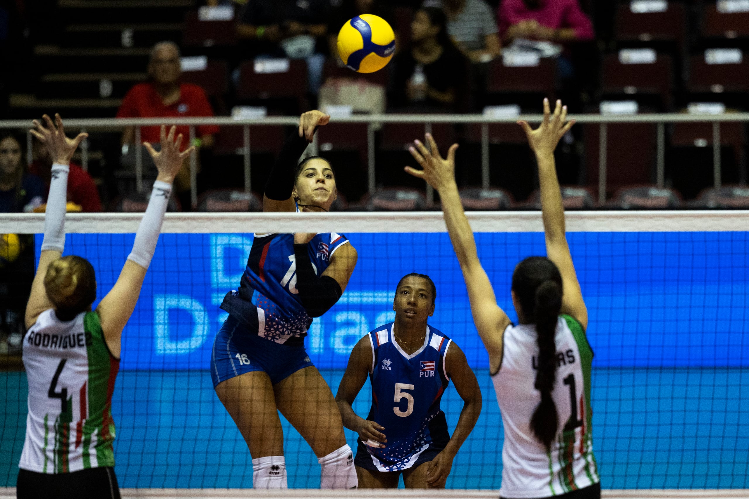 Los ofensiva de Puerto Rico busca opciones sin Abercrombie en cancha. En la foto la atacante Paola Santiago y detrás de ella la acomodadora Wilmarie Rivera.