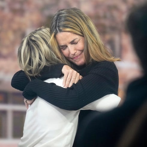 FOTOS: Savannah Guthrie se abraza con sus colegas de "Today" entre lágrimas
