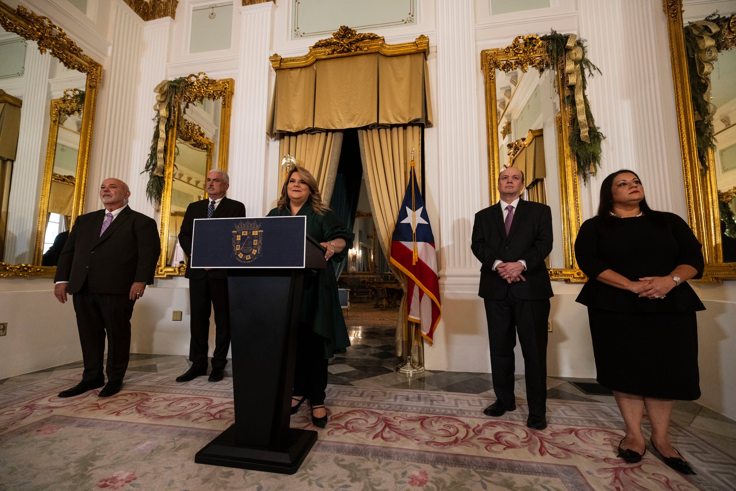 La gobernadora Jenniffer González Colón junto a los presidentes legislativos Carlos Johnny Méndez y Thomas Rivera Schatz. al igual que los jueces que nominó al Tribunal Supremo, la jueza Camille Rivera Perez y el juez Raúl Arnaldo Candelario López.