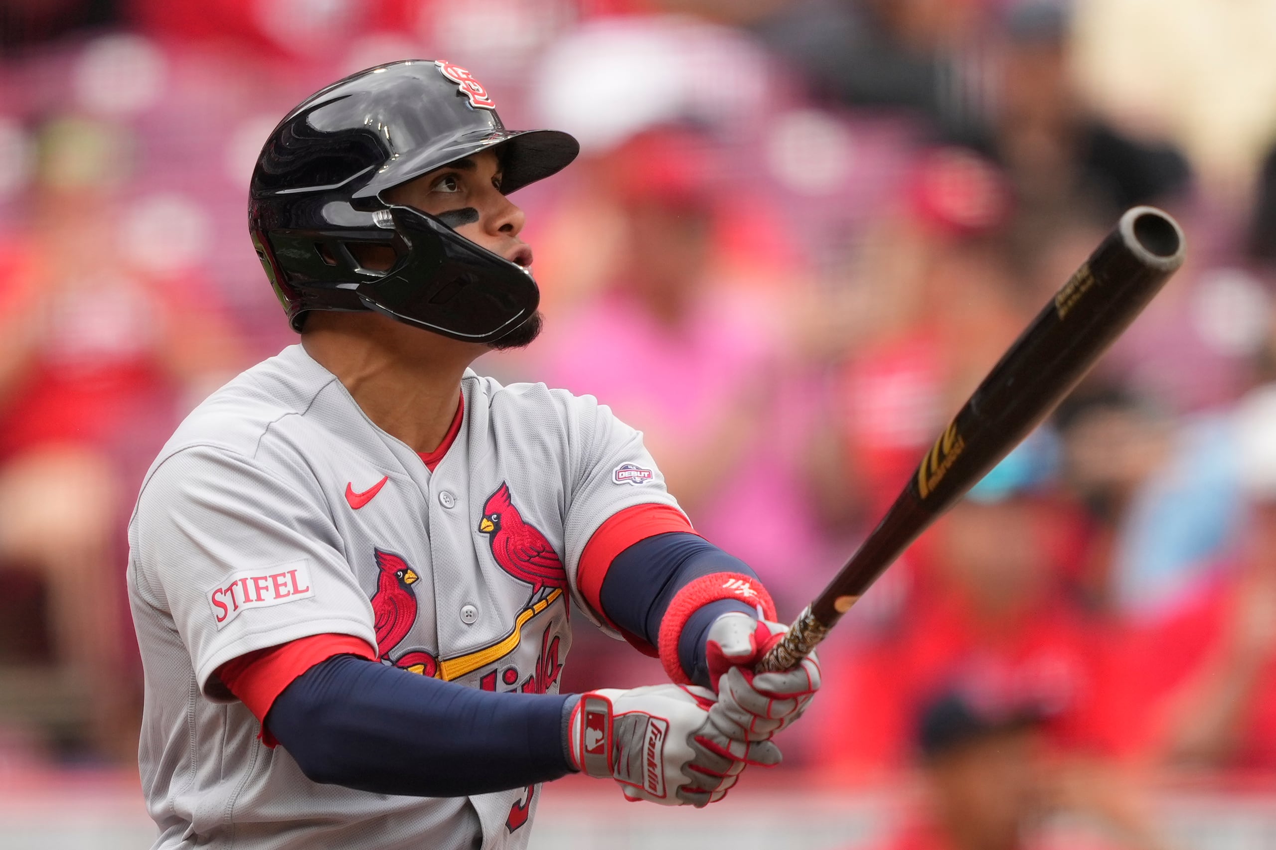 Bryan Torres observa su jonrón de dos carreras volar en la novena entrada.