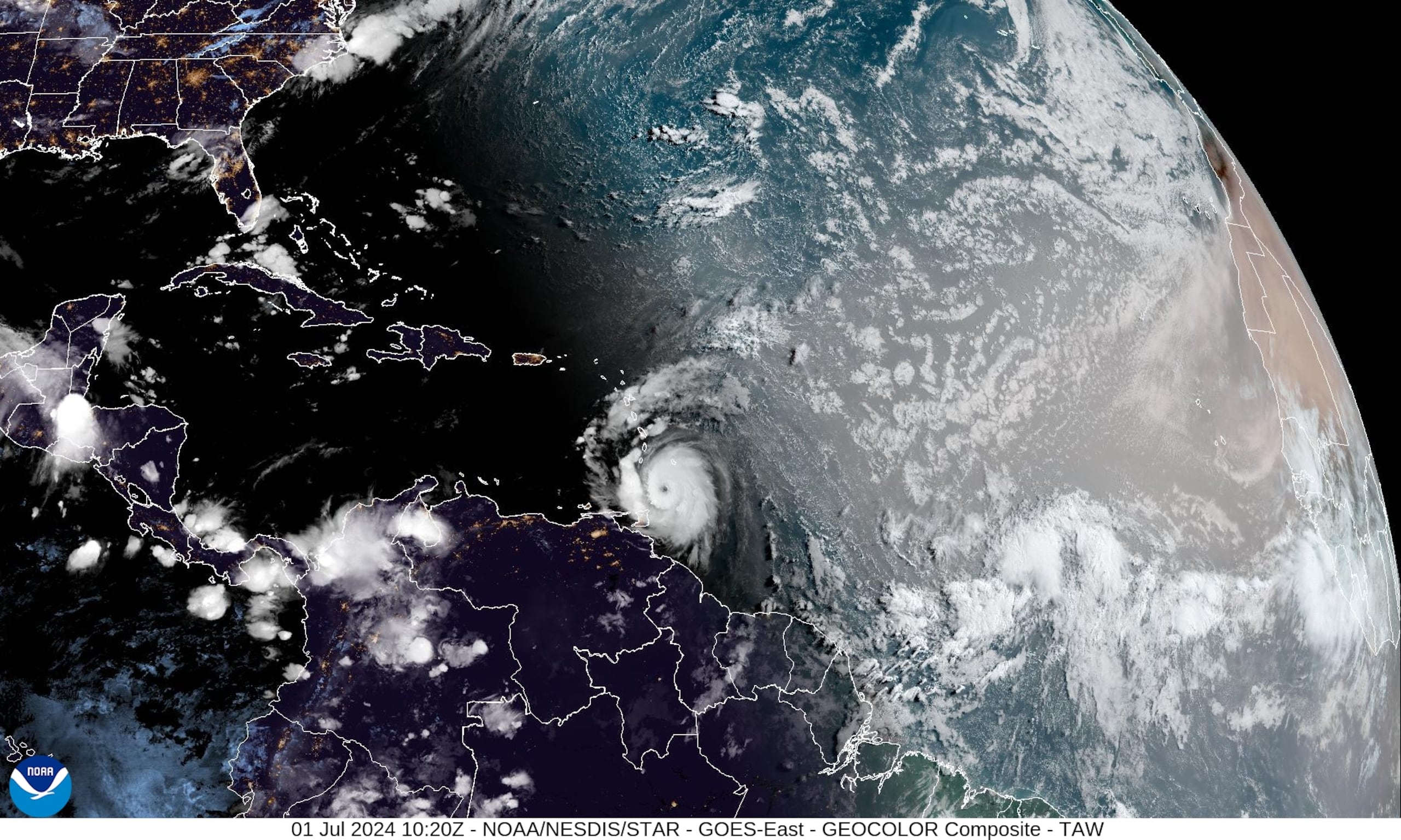En esta imagen de satélite se observa el polvo del Sahara que llegará al Caribe.