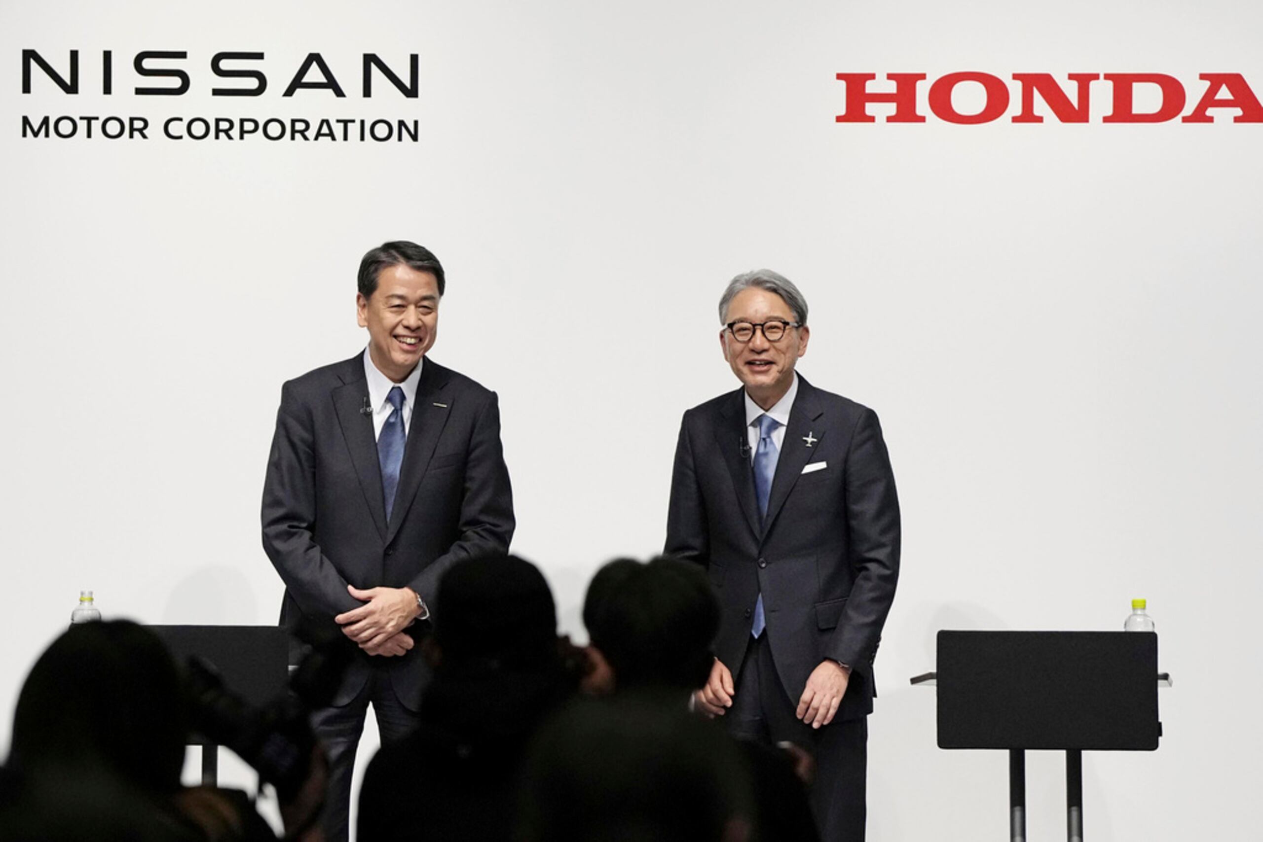 El consejero delegado de Nissan, Makoto Uchida, a la izquierda, y el presidente de Honda, Toshihiro Mibe, asisten a una rueda de prensa conjunta en Tokio, el 15 de marzo de 2024.