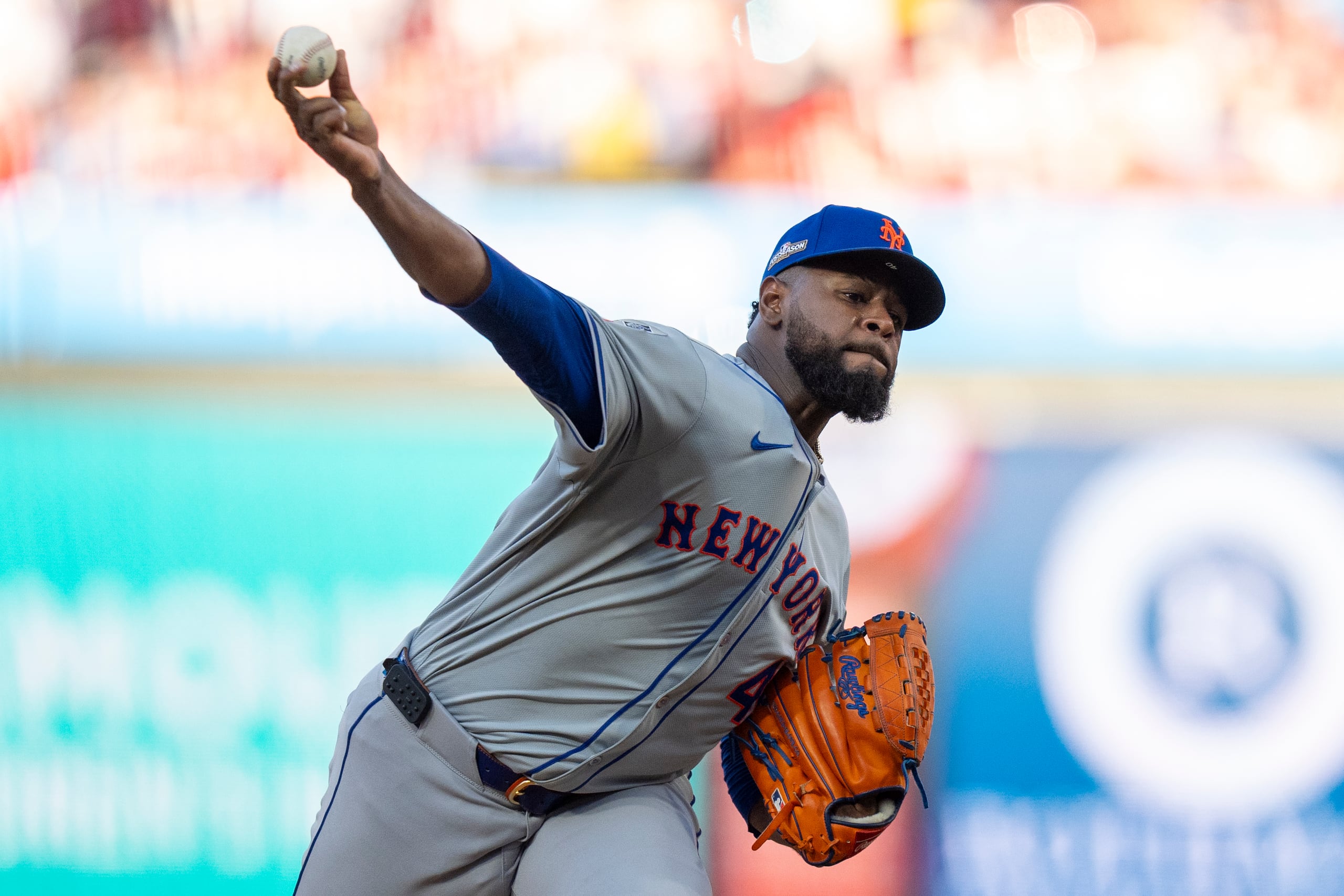 Luis Severino lanza para los Mets de Nueva York contra los Phillies de Filadelfia en la serie divisional de la Liga Nacional, el 6 de octubre de 2024.