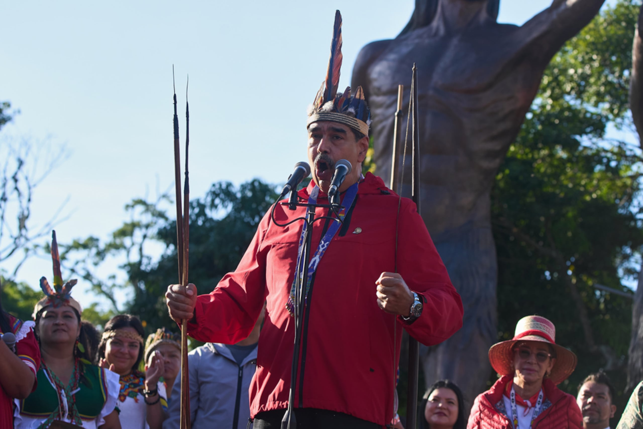 El presidente Nicolás Maduro habla durante el Día de los Pueblos Indígenas en Caracas, Venezuela, el domingo 12 de octubre de 2025.
