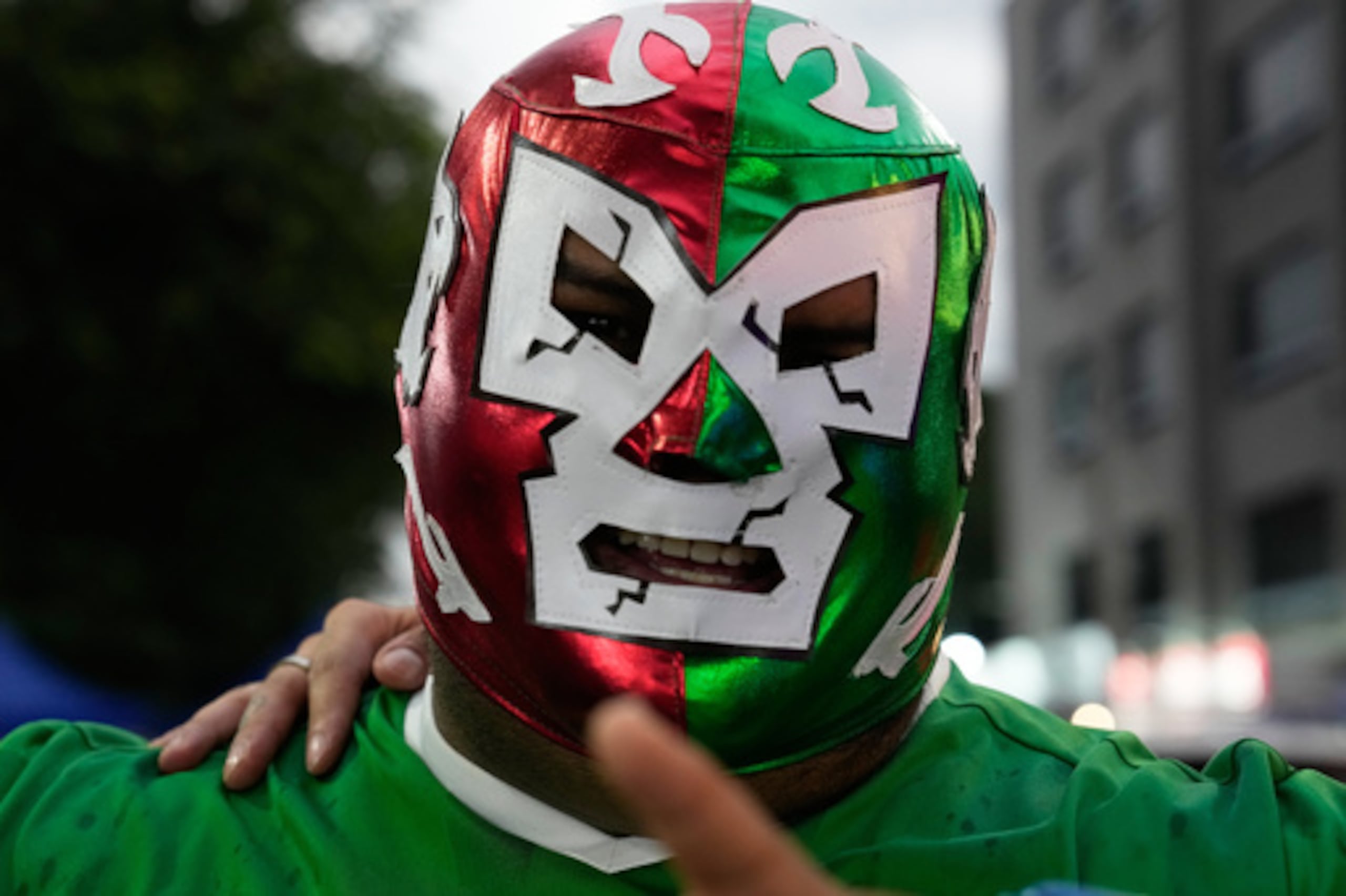 Un aficionado a la lucha libre, con una máscara roja, verde y blanca, antes de entrar en el México Arena, en Ciudad de México, el 26 de junio de 2026. (Foto AP/Marco Ugarte)