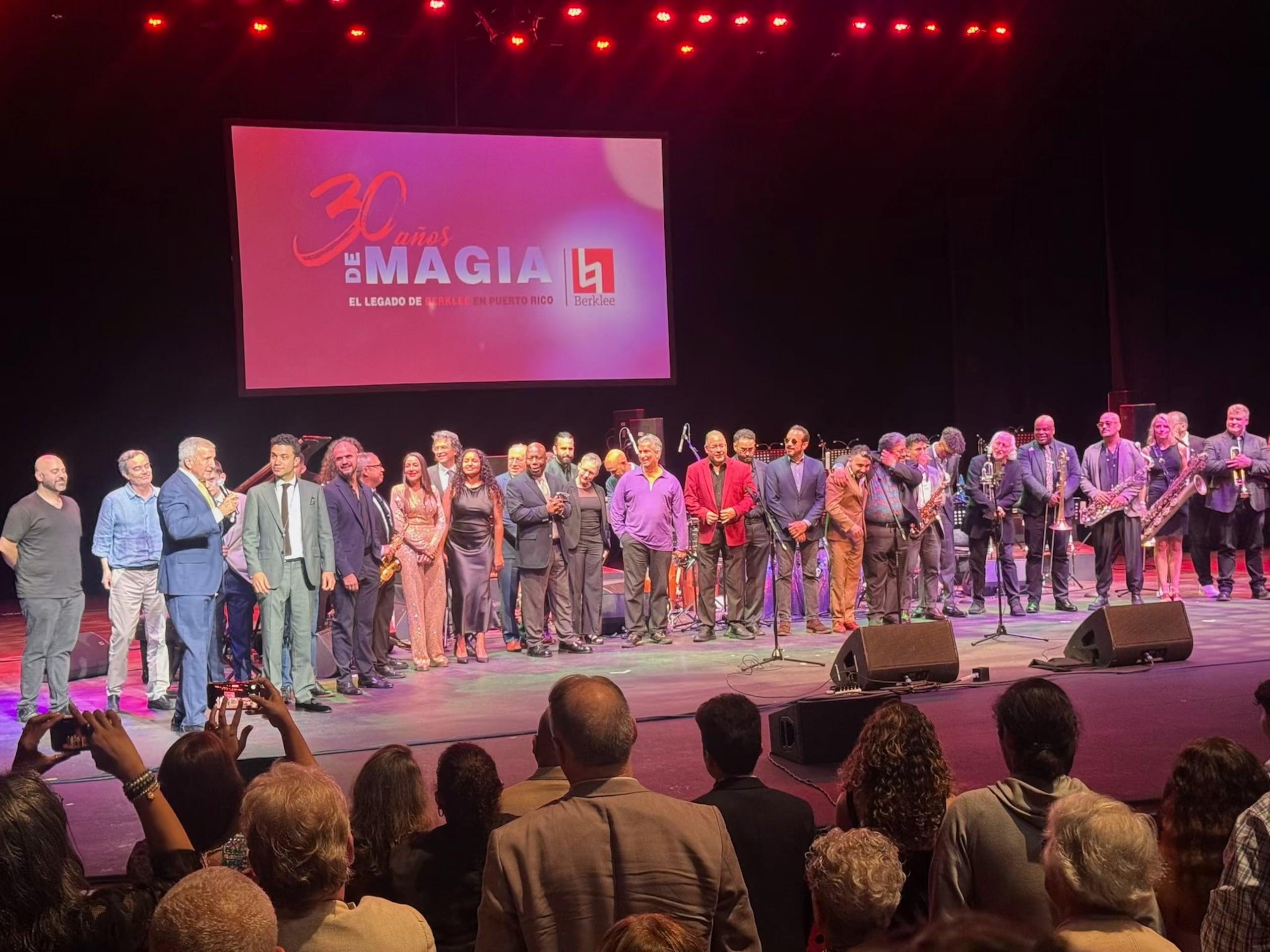 El evento contó con 25 músicos en 13 agrupaciones distintas que honraron la trayectoria del programa educativo.