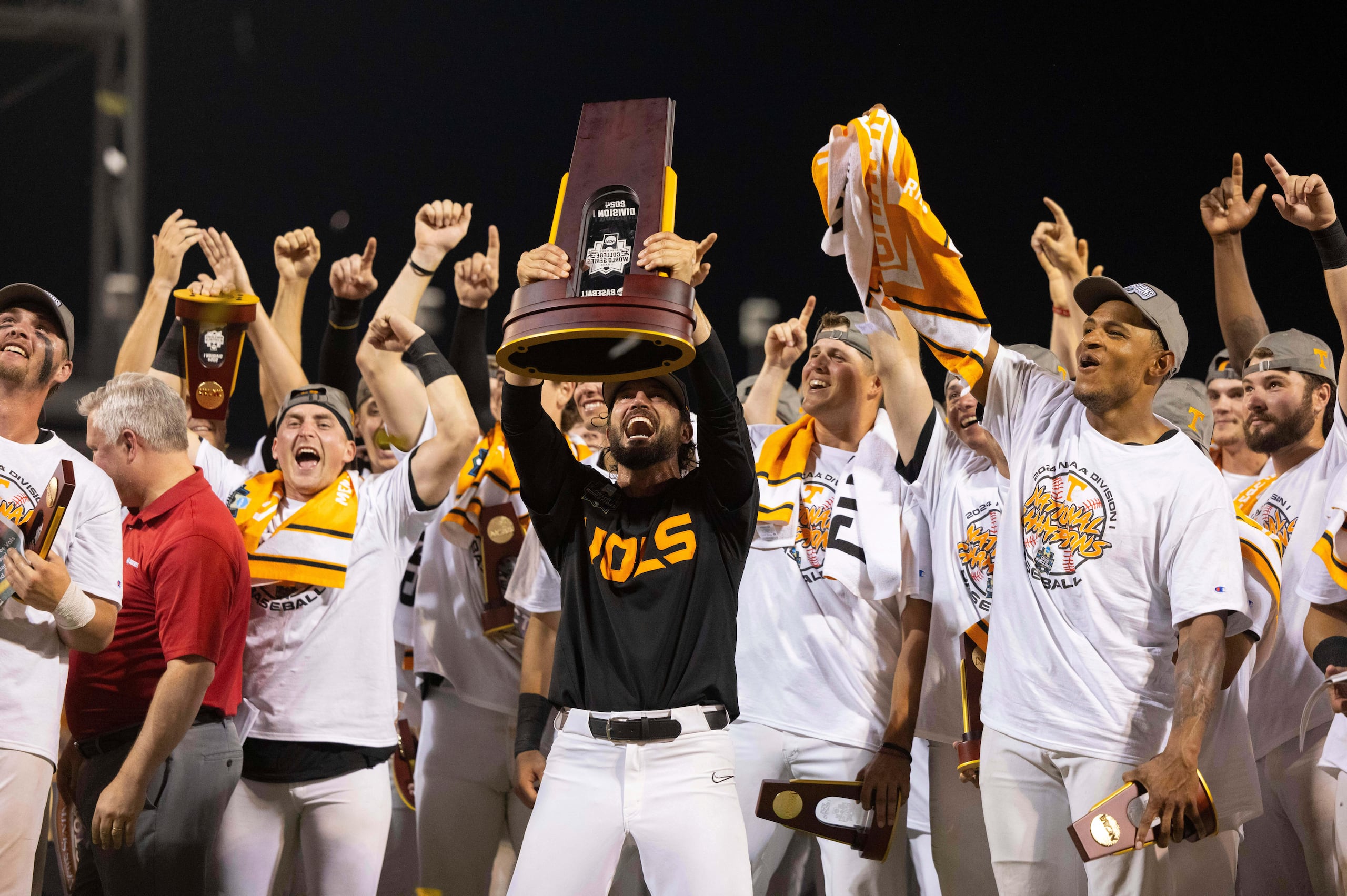 Tony Vitello, coach de la Universidad de Tennessee, alza al trofeo de campeones tras la victoria 6-5 ante Texas A&M en la Serie Mundial Universitaria, el 24 de junio de 2024, en Omaha, Nebraska.