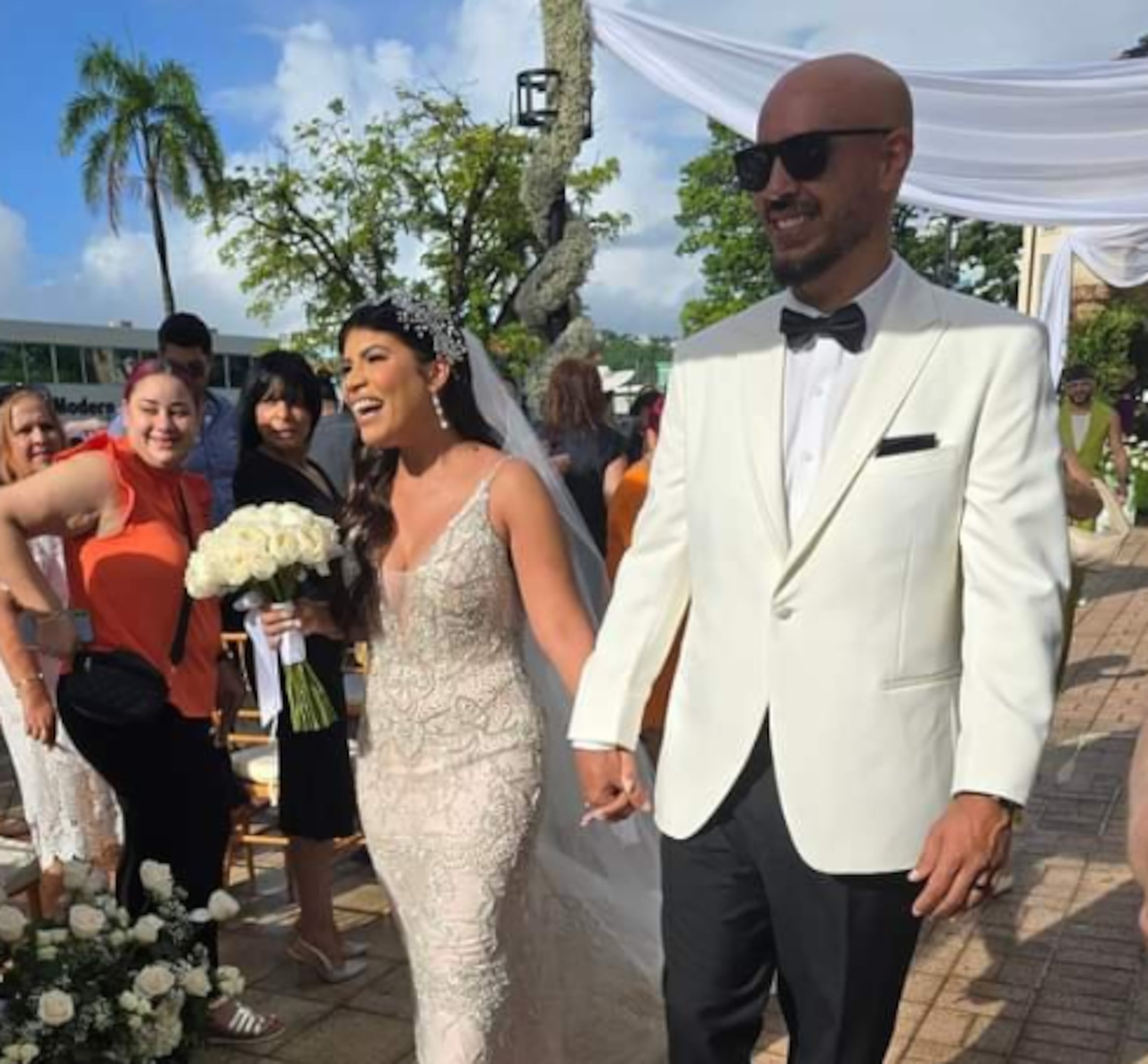Los novios, José Aníbal Meléndez y Yarenis López de Jesús, muestran su felicidad tras el casamiento.