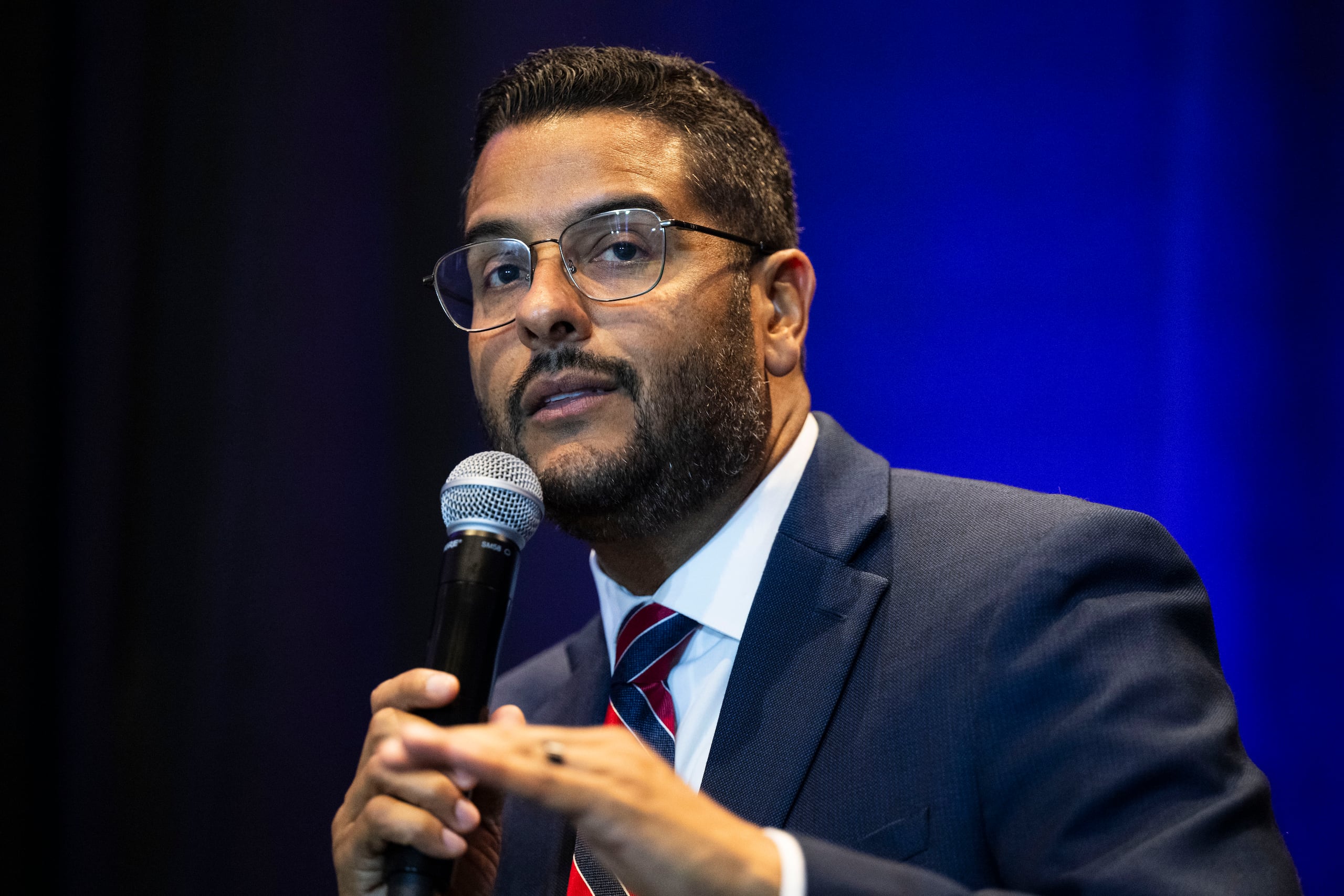 8 de octubre de 2024. San Juan, PR. END/PR HOY. Foro con candidatos a la gobernación organizado por la Asociación de Industriales de Puerto Rico para presentar propuestas de desarrollo económico para la Isla de cara al proceso eleccionario de noviembre, llevado a cabo en el Hotel Sheraton del Distrito de Convenciones en Miramar. En la foto el candidato a la gobernación por el Partido Popular Democrático (PPD) Jesús Manuel Ortiz. FOTO POR: Carlos Rivera Giusti/GFR Media.
Candidatos, Industriales, Juan Dalmau, Jenniffer González, Jesús Manuel Ortiz, Javier Jimenez