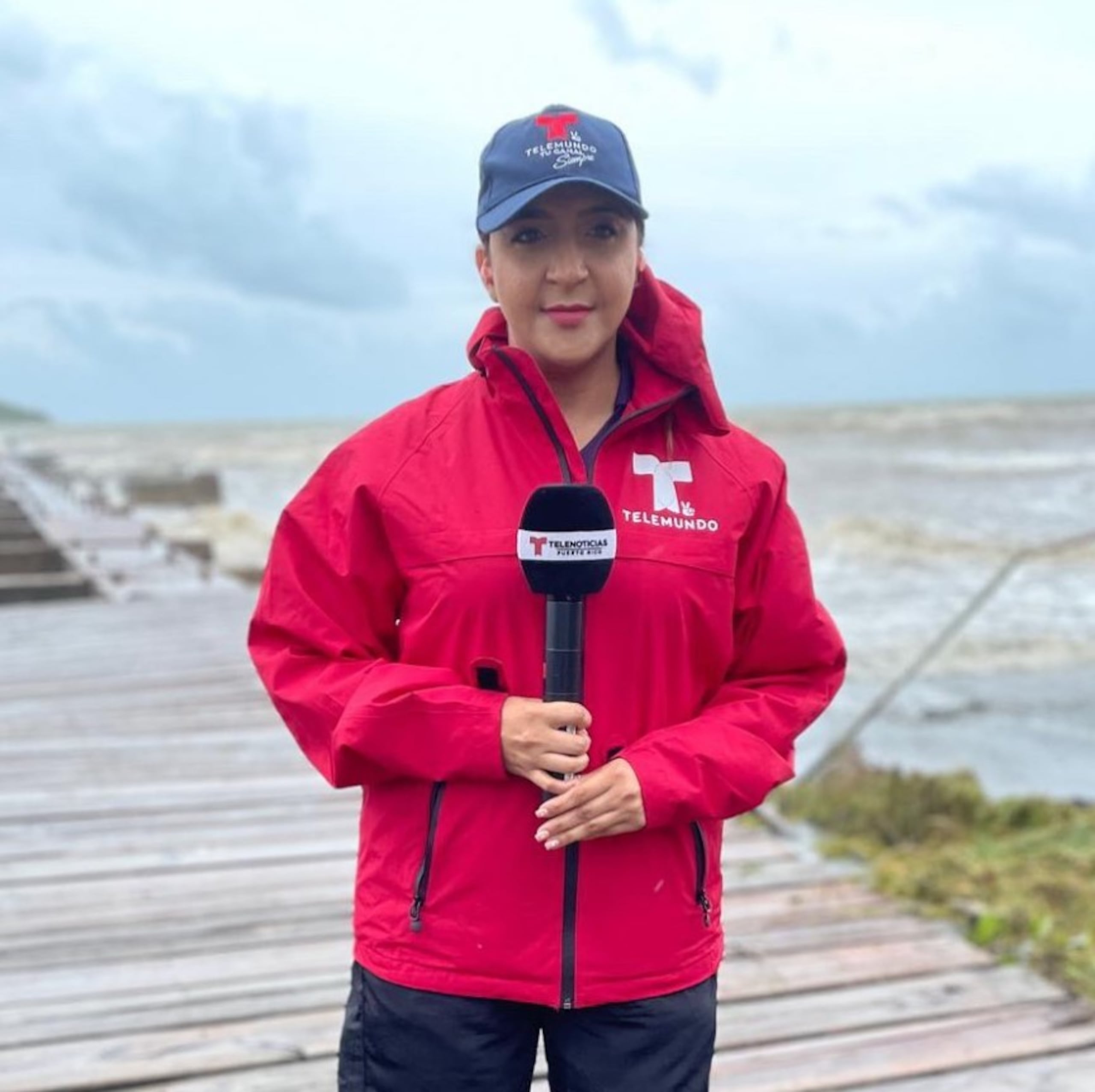 Dianerys Calderón Vázquez se incorporó al equipo de Telenoticias en 2022 y es egresada de la Escuela de Comunicación de la Universidad de Puerto Rico en Río Piedras.
