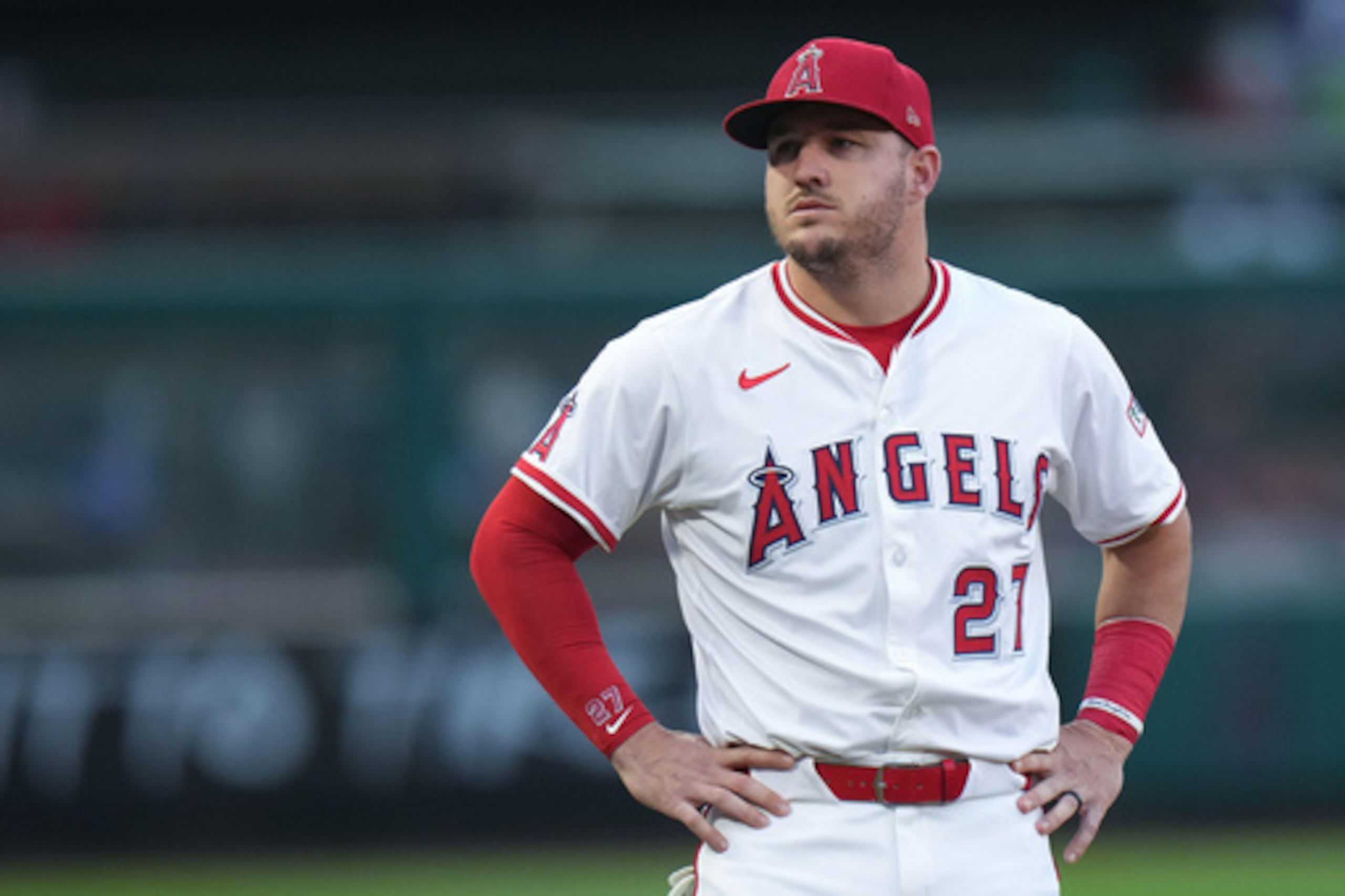 ARCHIVO - Mike Trout, de los Angelinos de Los Ángeles, está parado en el campo previo al partido de béisbol de Grandes Ligas en contra de los Astros de Houston, el 27 de septiembre de 2025, en Anaheim, California. (AP Foto/Jae C. Hong, Archivo)