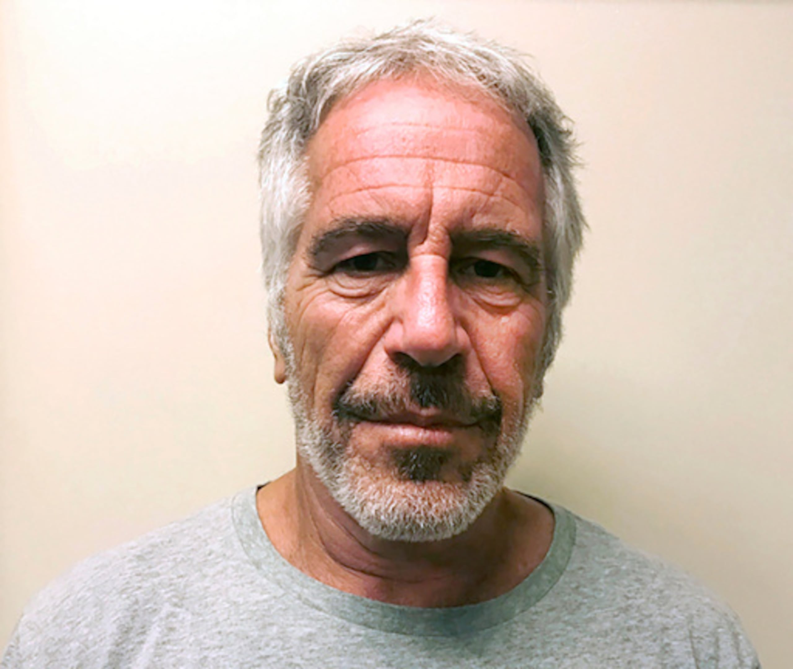 Epstein fue hallado muerto en su celda del Centro Correccional Metropolitano, una cárcel federal en Manhattan, el 10 de agosto de 2019.