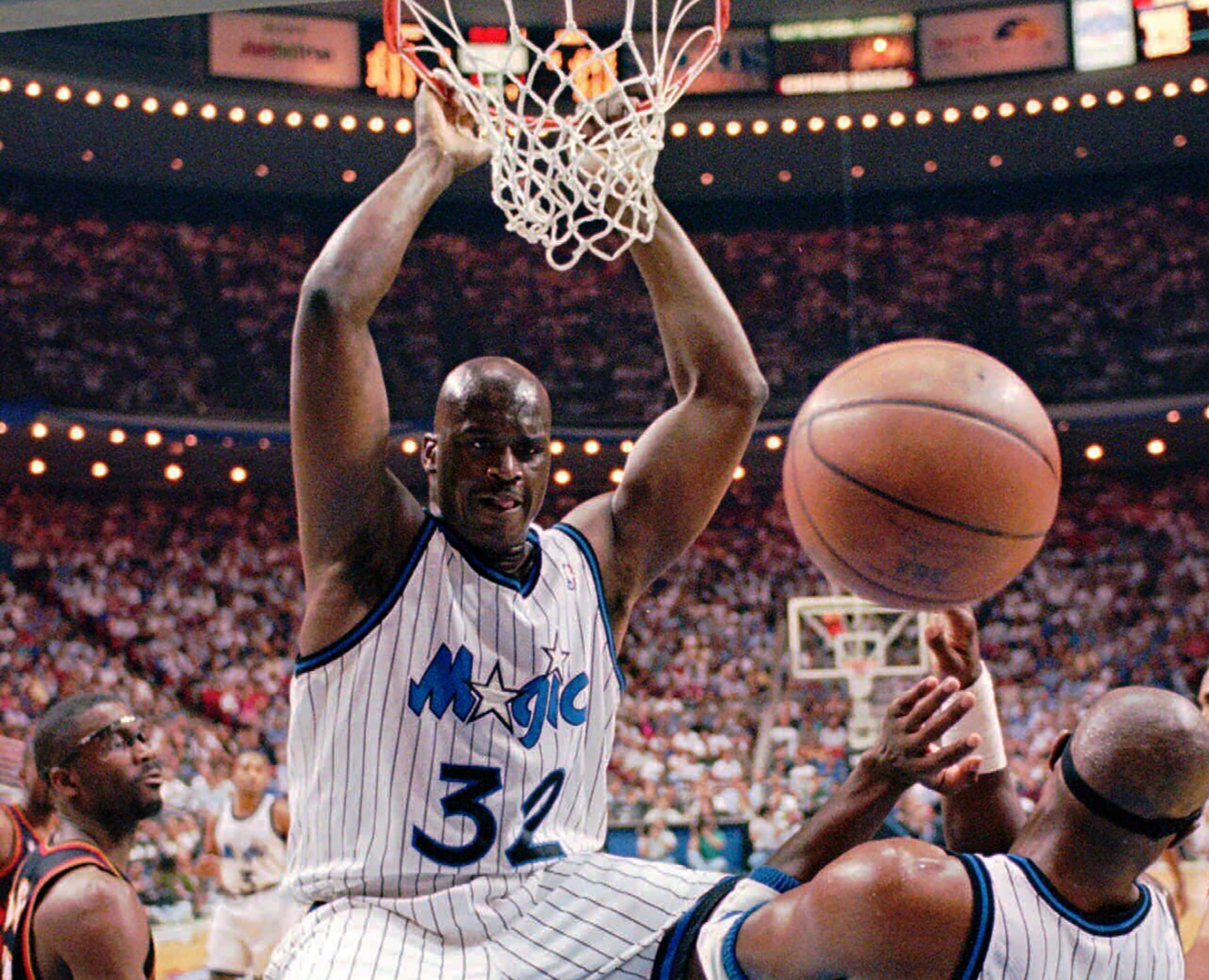 Shaquille O'Neal, pívot del Magic de Orlando, cuelga del aro tras una volcada durante un partido de postemporada ante los Hawks de Atlanta, el 8 de mayo de 1996 (AP Foto/Peter Cosgrove, archivo)