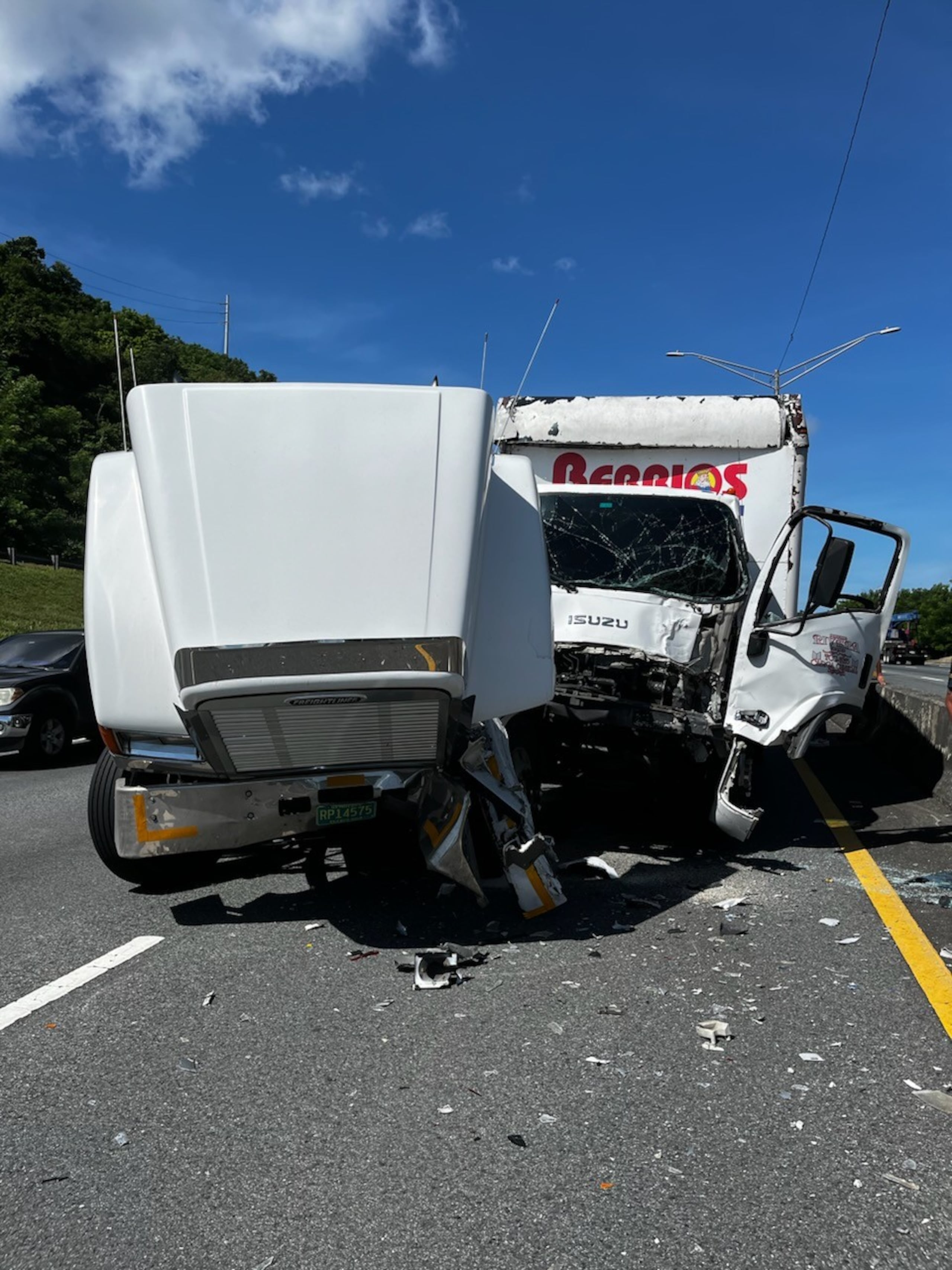 Dos camiones y un auto se vieron involucrados en un accidente de tránsito autopista Luis A. Ferré en dirección de Caguas a Cayey.