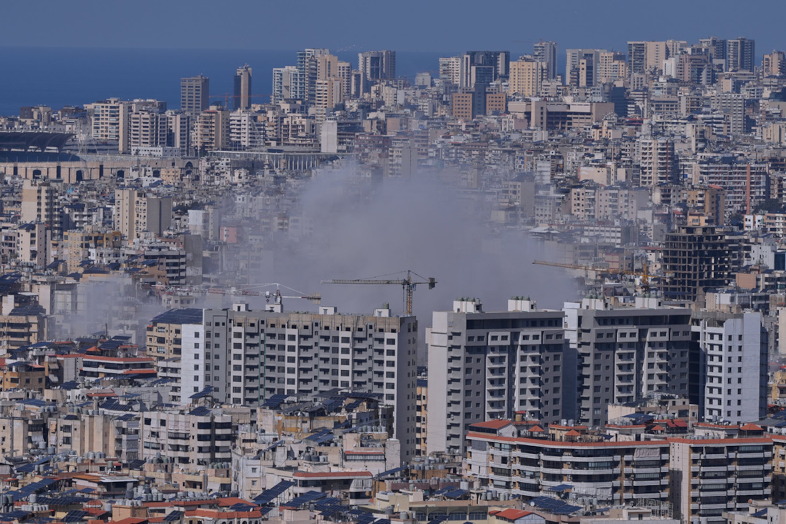 Se eleva humo tras los ataques aéreos israelíes en Dahiyeh, un suburbio del sur de Beirut, Líbano, este lunes, 2 de marzo de 2026.