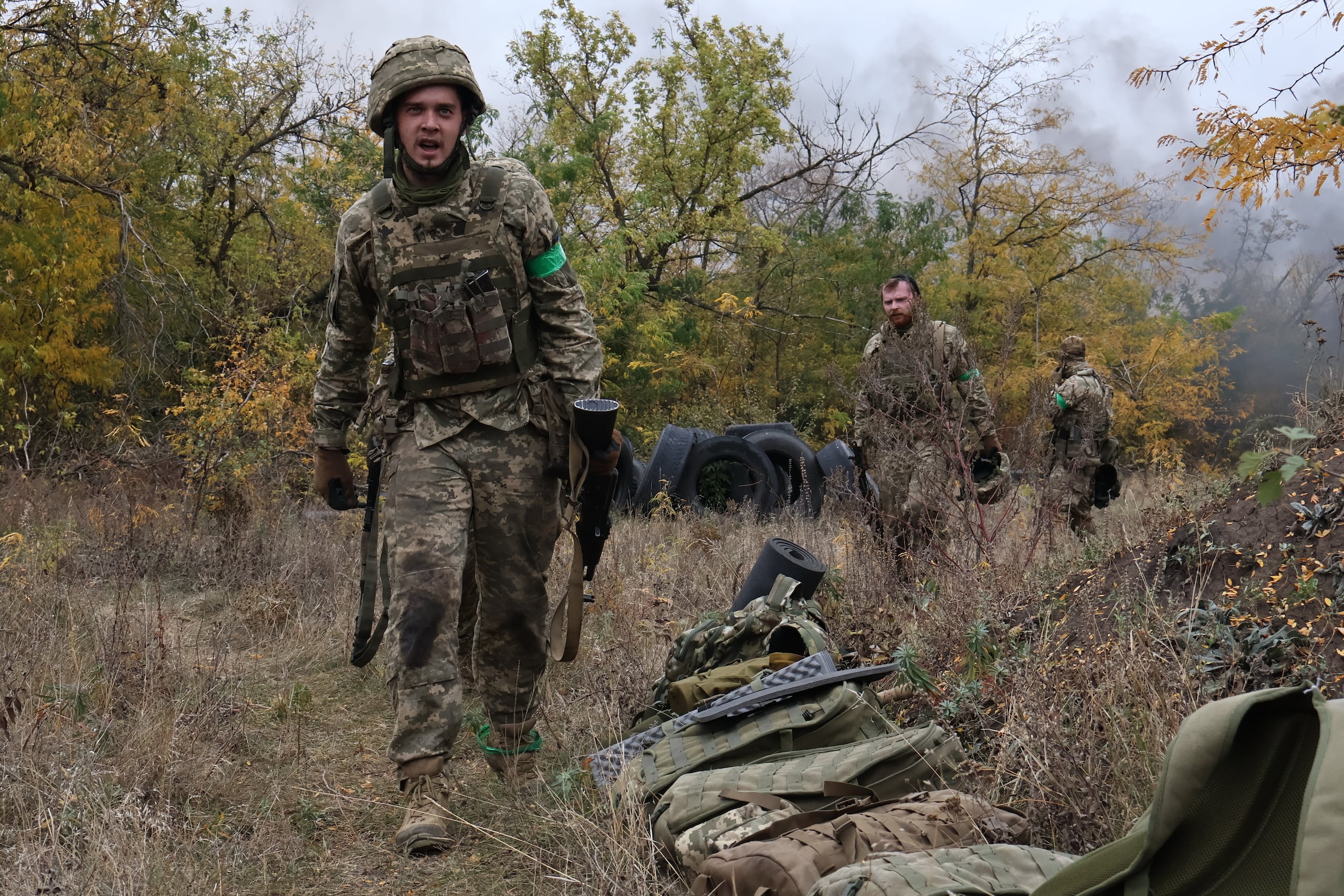 En esta foto proporcionada por el servicio de prensa de la 65ª Brigada Mecanizada de Ucrania, los reclutas asisten a simulacros en un campo de entrenamiento en la región de Zaporiyia, el sábado 11 de octubre de 2025. (Andriy Andriyenko/65ª Brigada Mecanizada de Ucrania vía AP)
