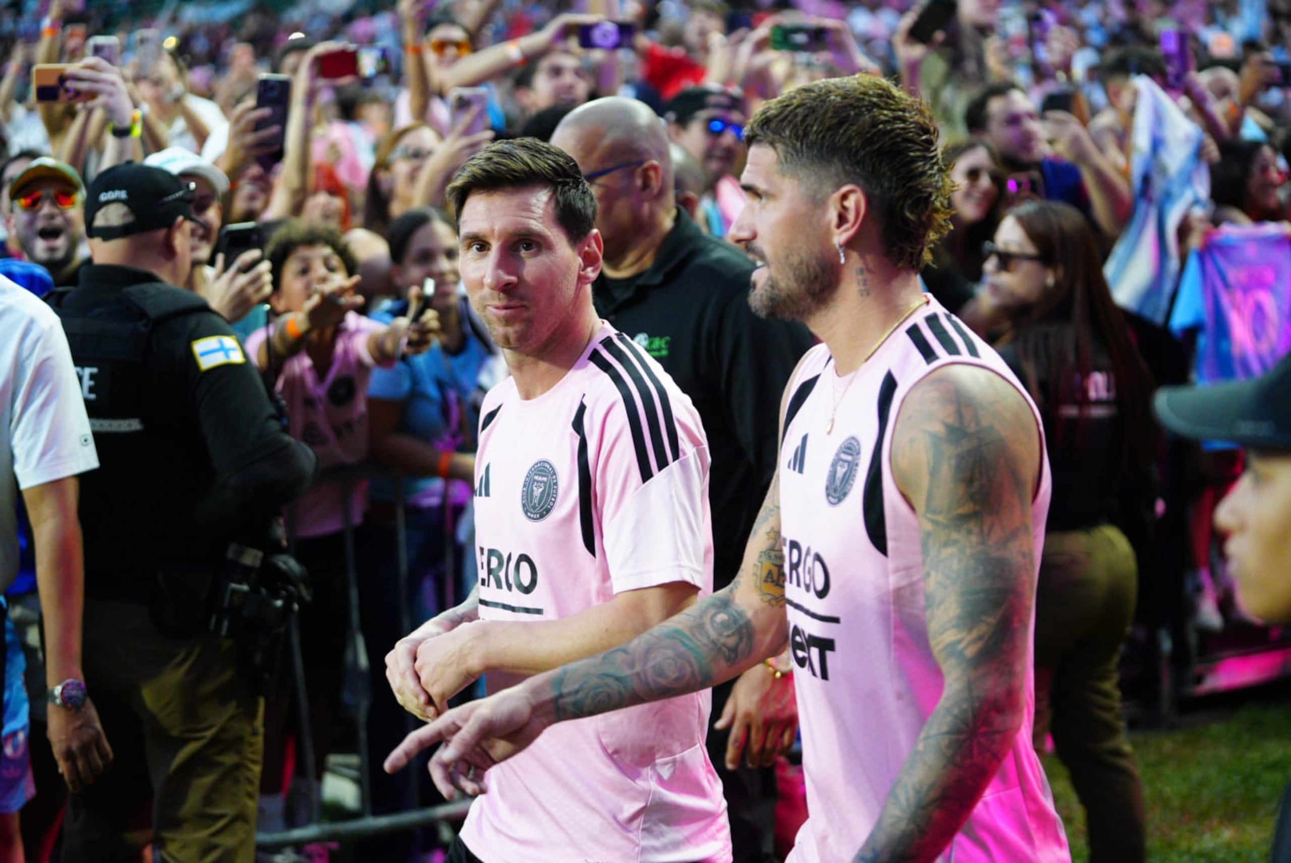 Lionel Messi junto a Rodrigo De Paul durante su práctica en el Estadio Juan Ramón Loubriel.