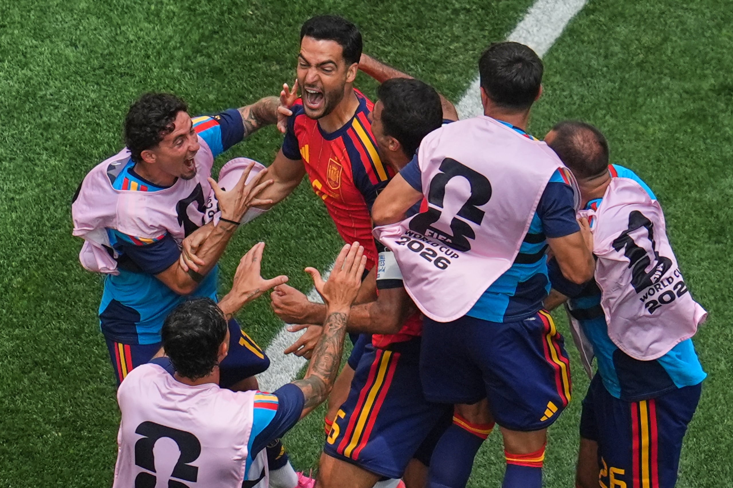 Mikel Merino, al centro, celebra después de marcar el segundo gol de España ante Bélgica.