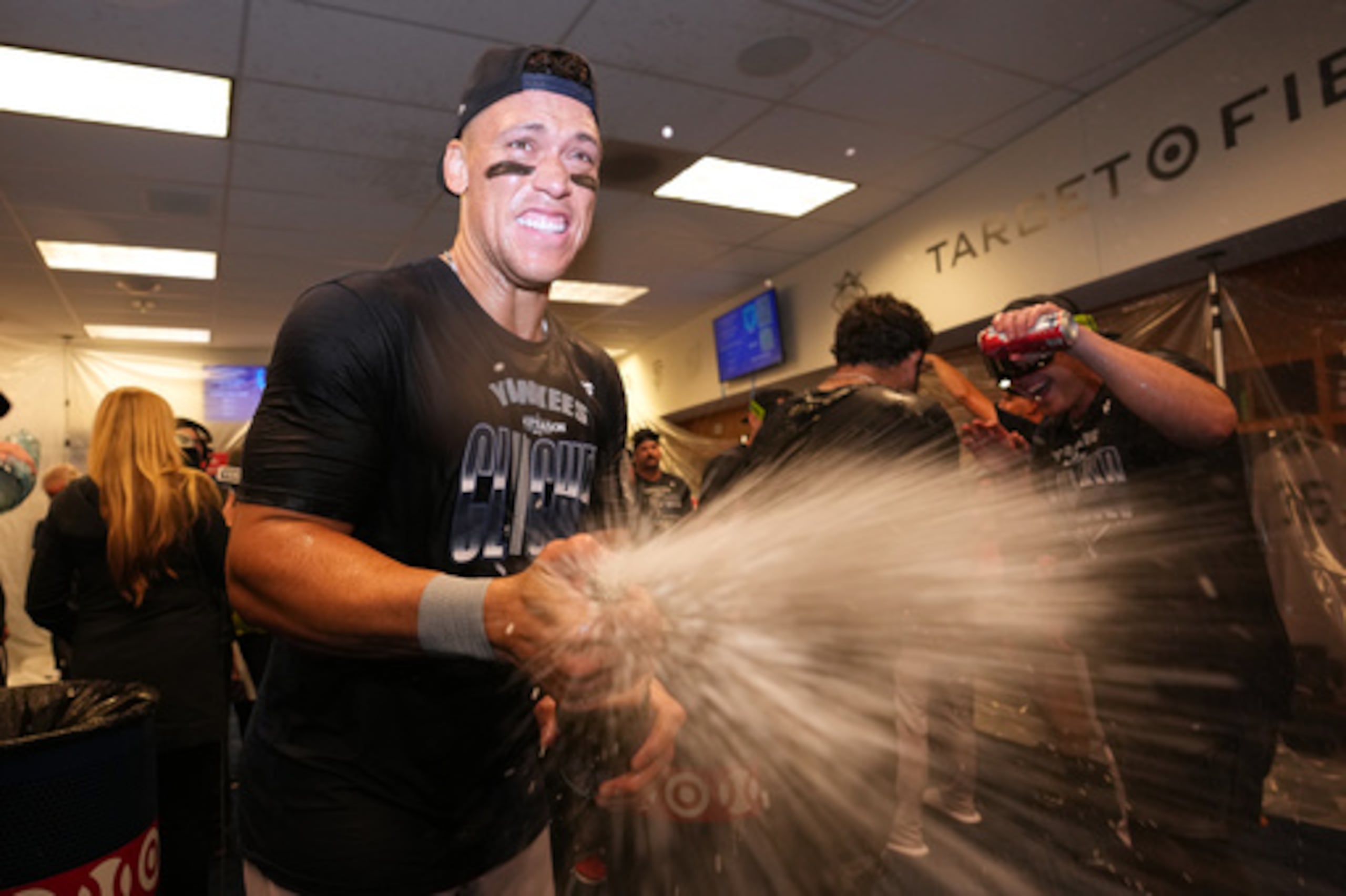 Aaron Judge, de los Yankees de Nueva York, celebra con sus compañeros de equipo tras asegurarse el pase a los playoffs en un partido de béisbol contra los Twins de Minnesota, el lunes 14 de septiembre de 2026, en Minneapolis. (Foto AP/Abbie Parr)