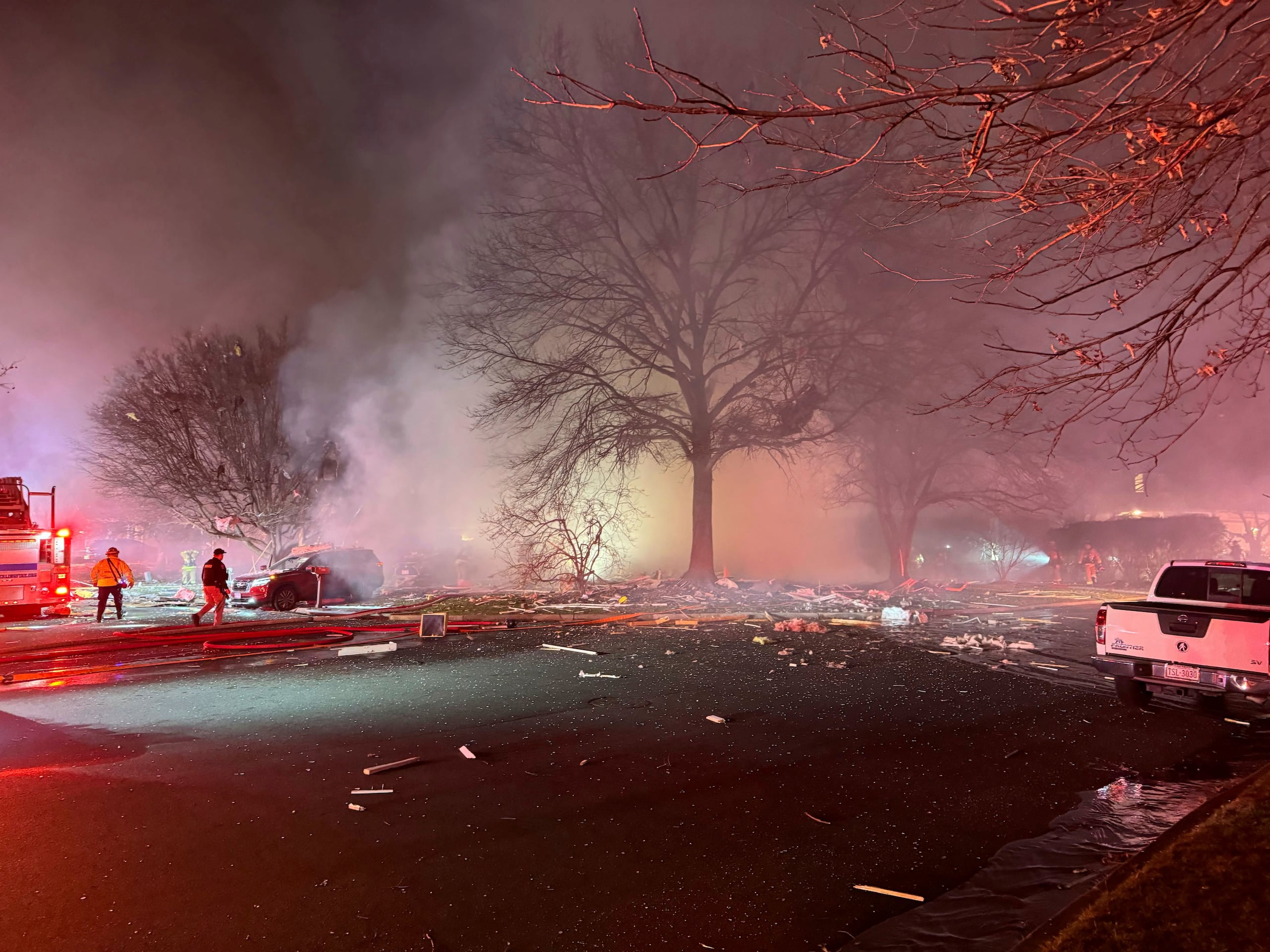 Las autoridades llegando al lugar después de una explosión en una casa la noche del viernes 16 de febrero de 2024, en Sterling, Virginia (Nicki Jhabvala/The Washington Post vía AP