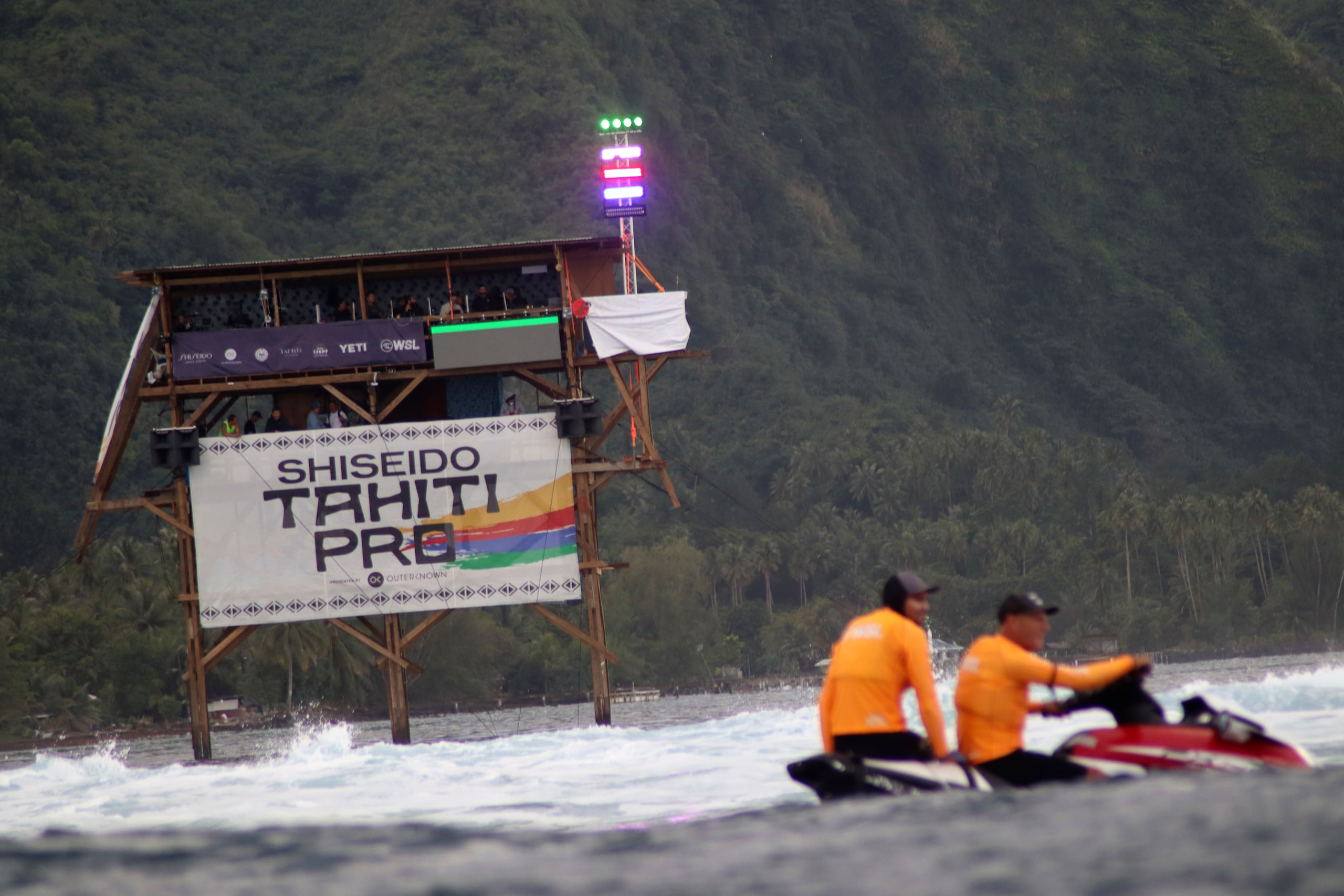 Los activistas en Tahití temen que transportar la torre de aluminio dentro de la laguna y fijarla a nuevos cimientos de concreto dañe la vida marina.