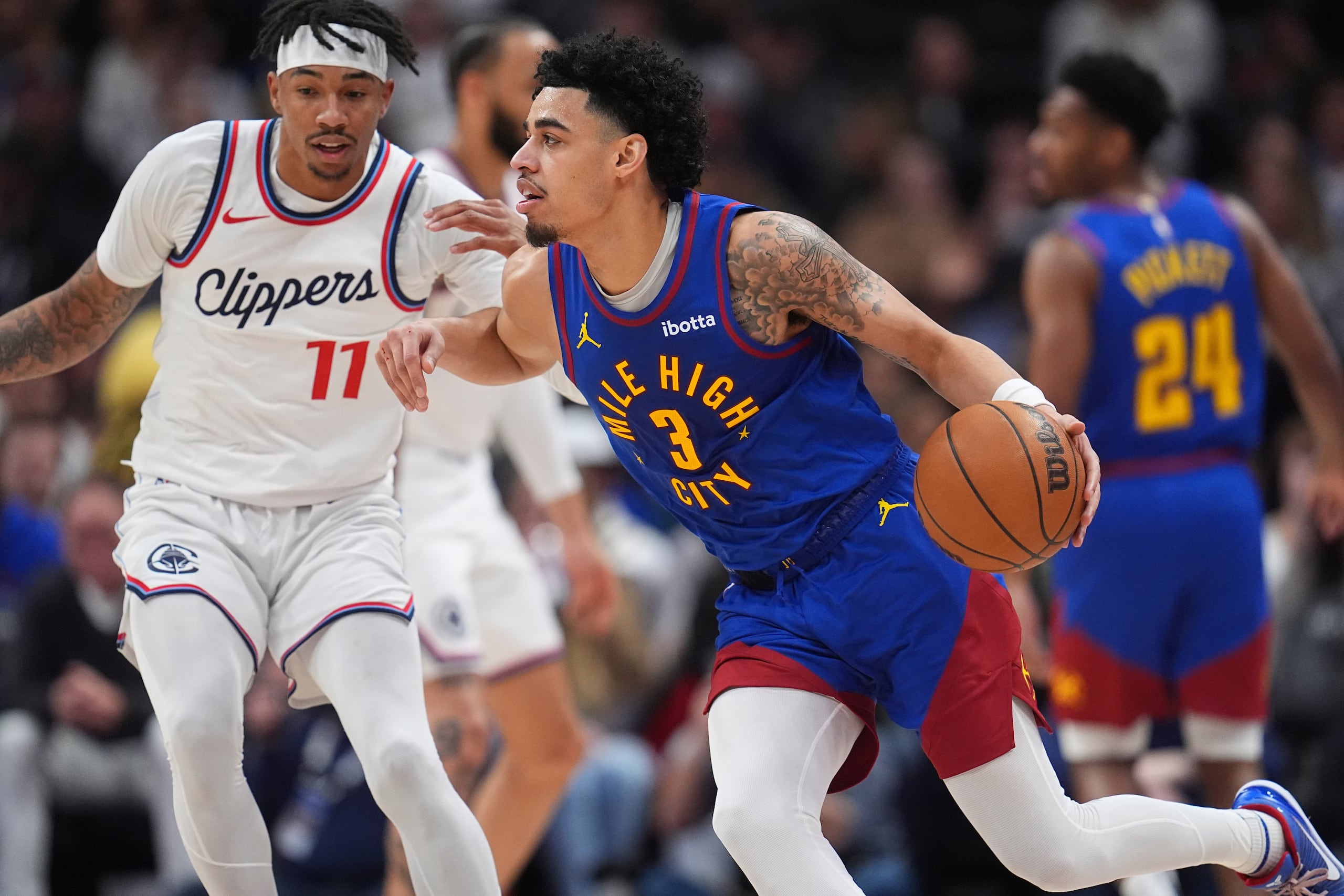 Julian Strawther, a la derecha, maneja el balón ante la presión de Jordan Miller, de los Clippers de Los Ángeles.