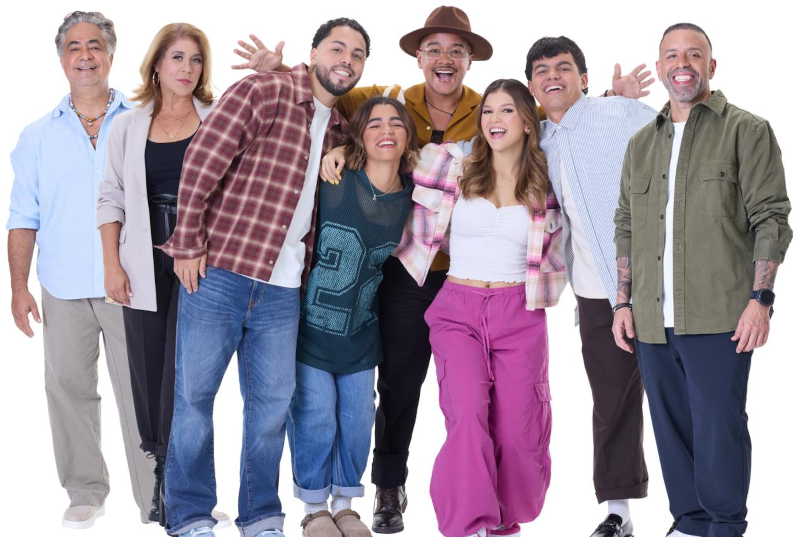 “Que loca familia” busca exponer una historia en la que la comedia se convierte en el vehículo para hablar de esos temas que muchas veces las familias prefieren callar.