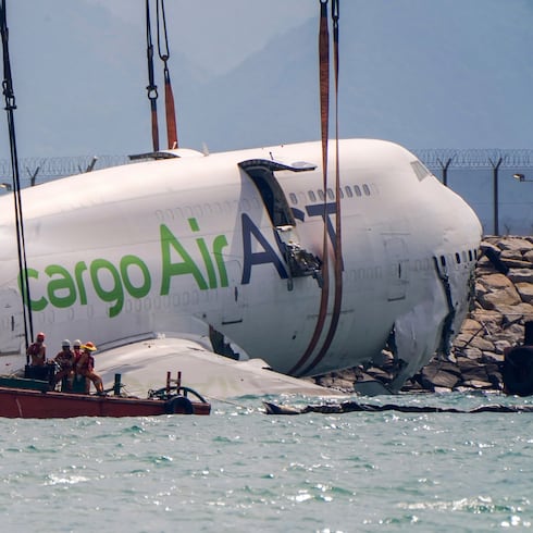 FOTOS: Así recuperan los restos del avión de carga accidentado en Hong Kong