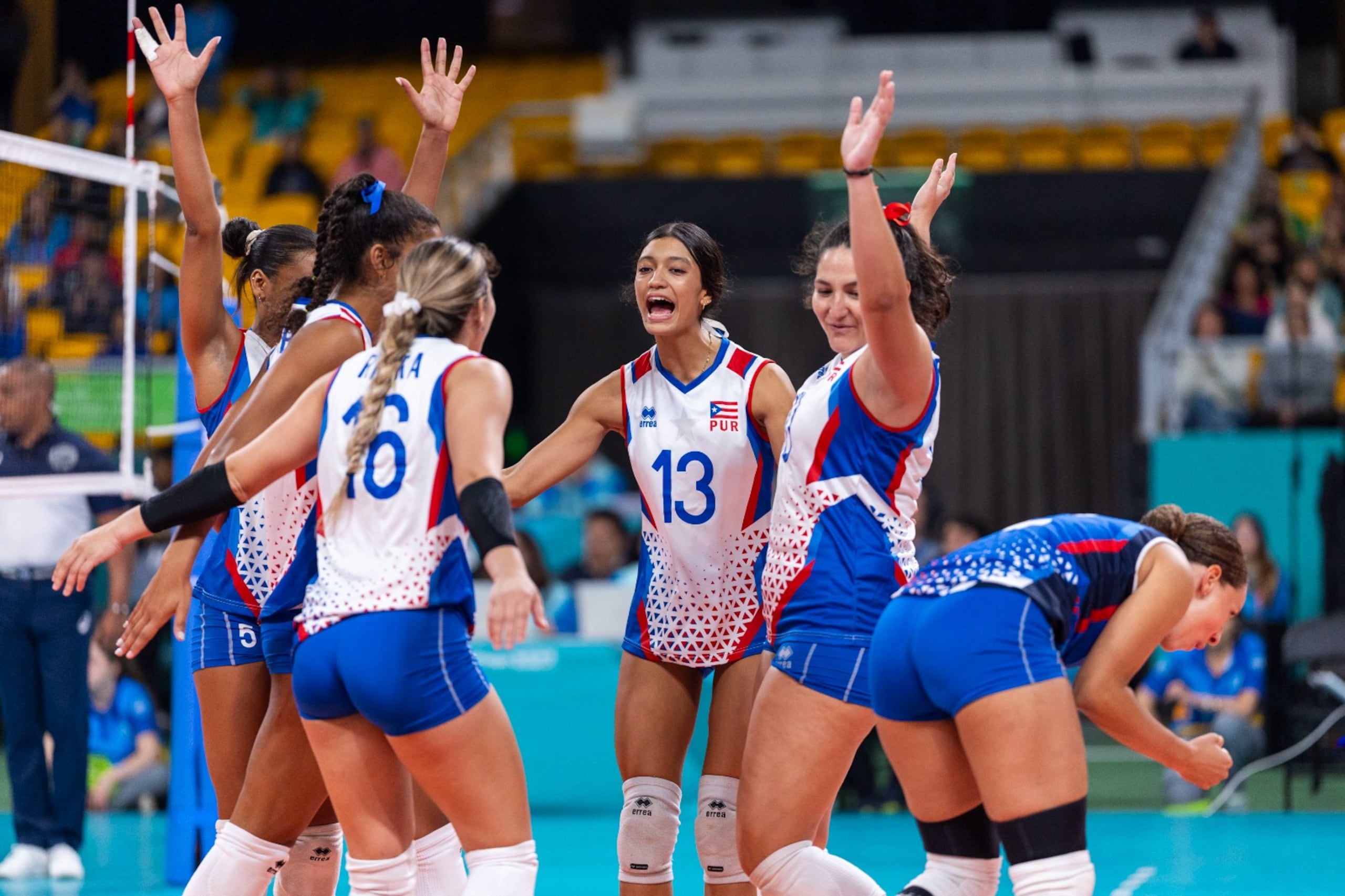 Las jugadoras de Puerto Rico celebran su victoria ante Cuba.