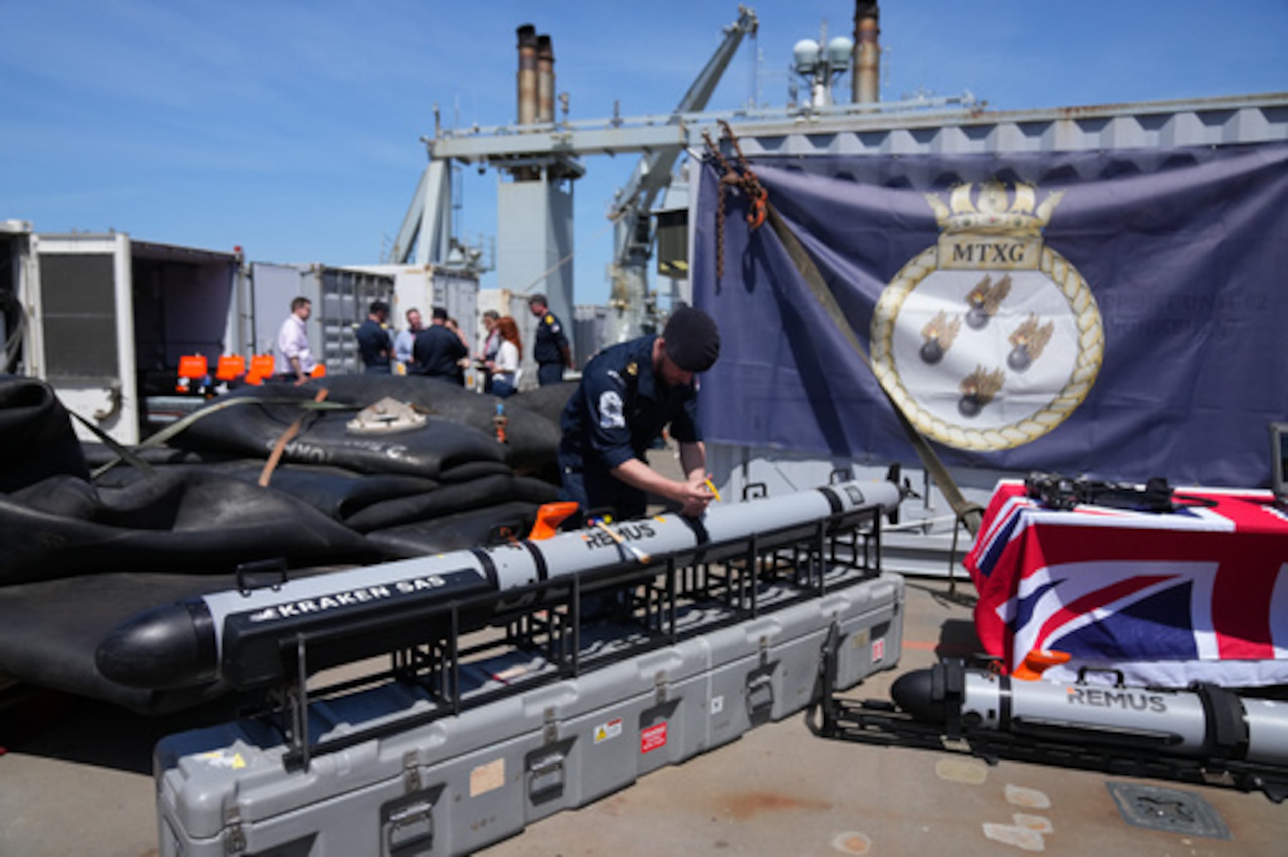 Personal de la Marina Real Británica inspecciona vehículos autónomos con un sensor sonar que puede detectar e identificar minas, en el RFA Lyme Bay, en el Territorio Británico de Ultramar de Gibraltar, el viernes 22 de mayo de 2026. (AP Photo/Kwiyeon Ha) CORRECCIÓN: Ubicación corregida a Territorio Británico de Ultramar de Gibraltar, en lugar de territorio de Gibraltar.