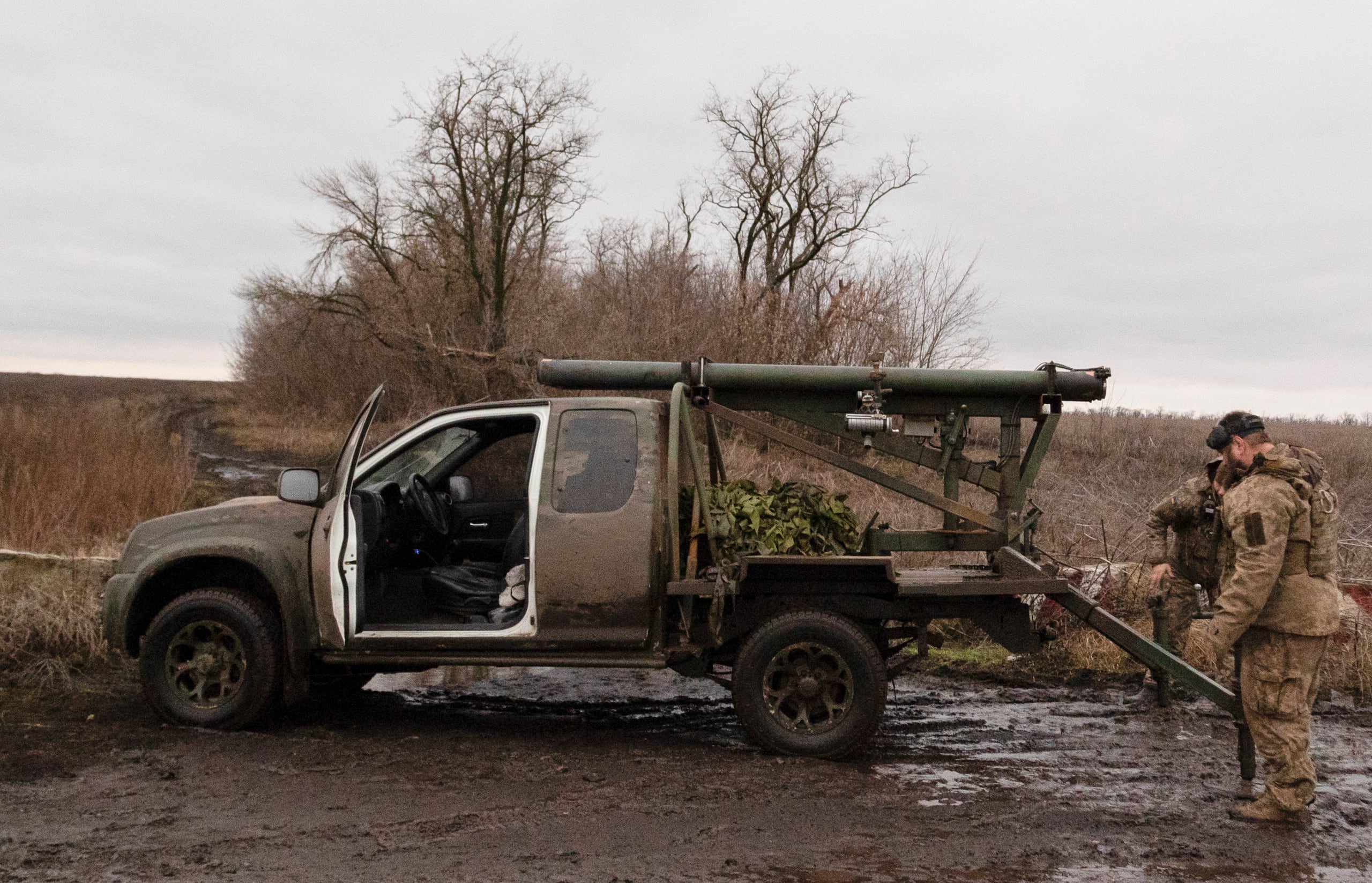 Militares ucranianos mientras se preparan para disparar desde un lanzacohetes múltiple de fabricación propia en una línea de frente en la zona de Donetsk. (EFE/EPA/YAKIV LIASHENKO/ARCHIVO)